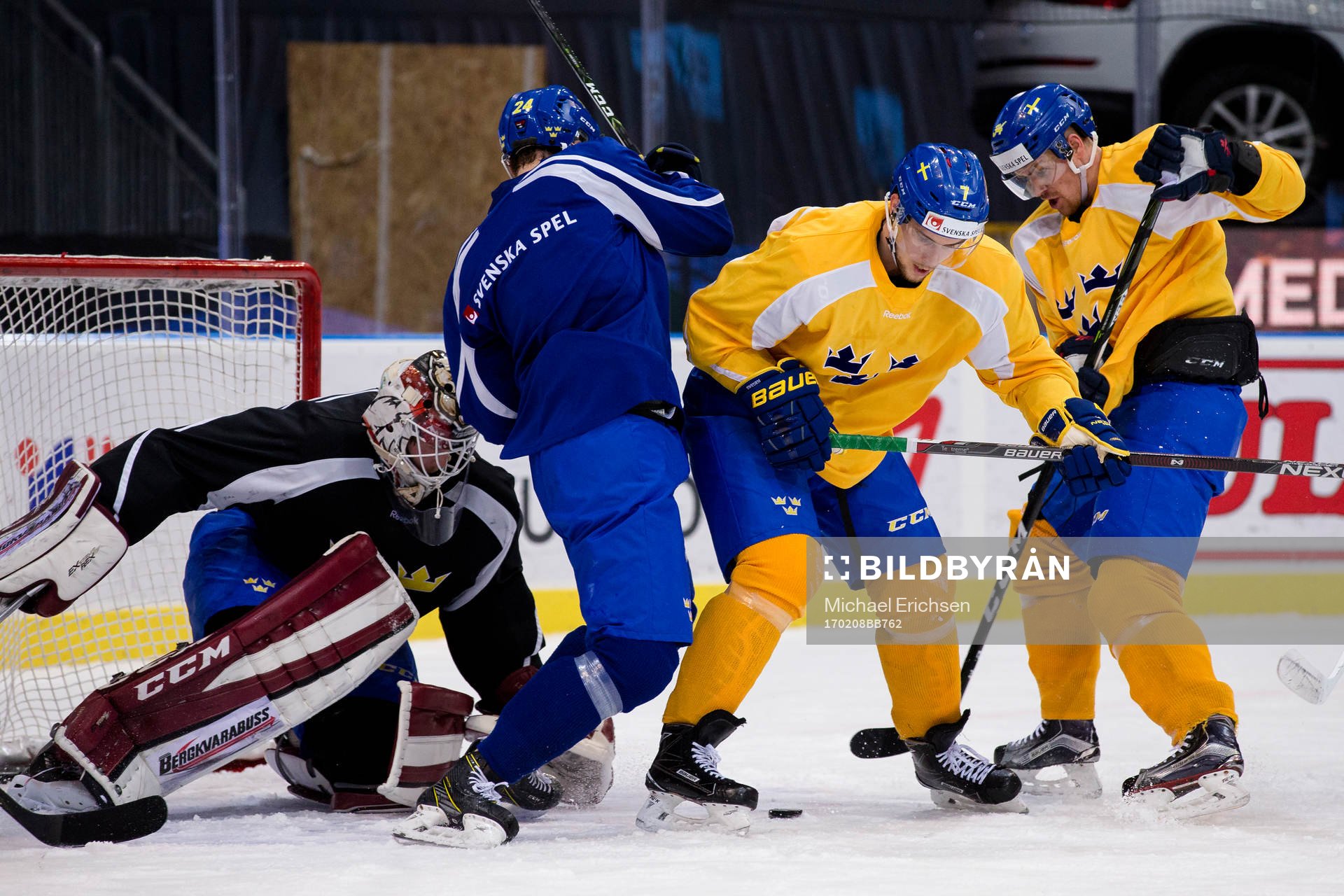 Sveriges Joel Eriksson Ek i kamp om pucken med Henrik