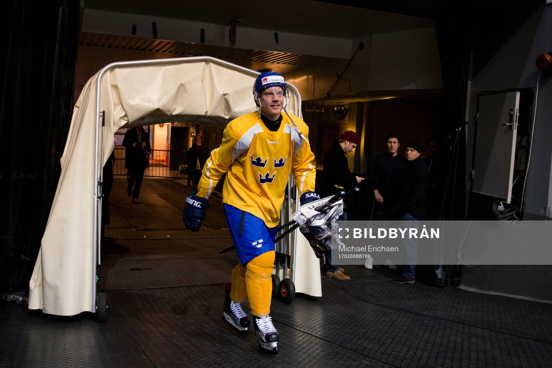 Sveriges Richard Gynge på väg in till en träning med