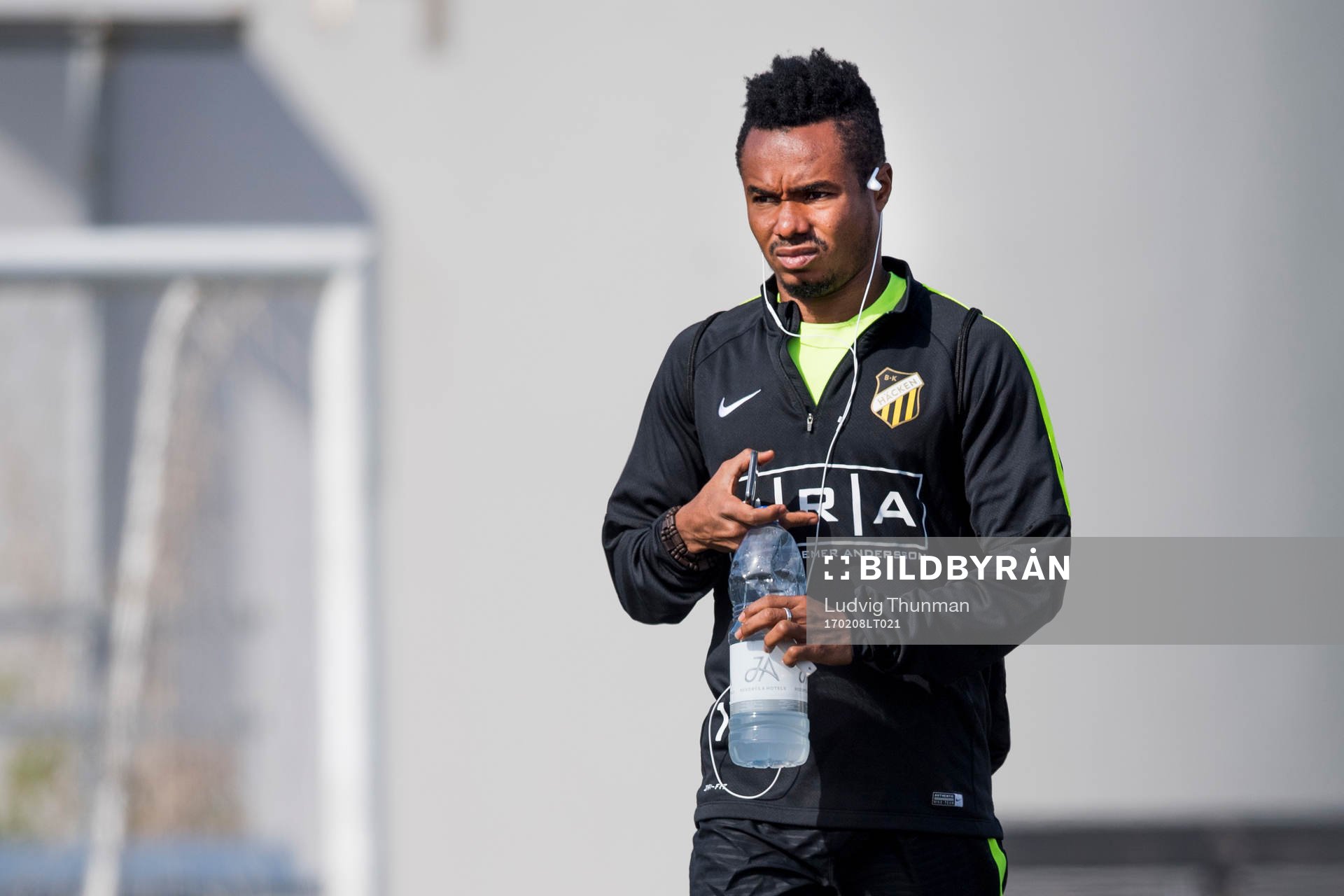 Nasiru Mohammed kommer till en träning med Häcken