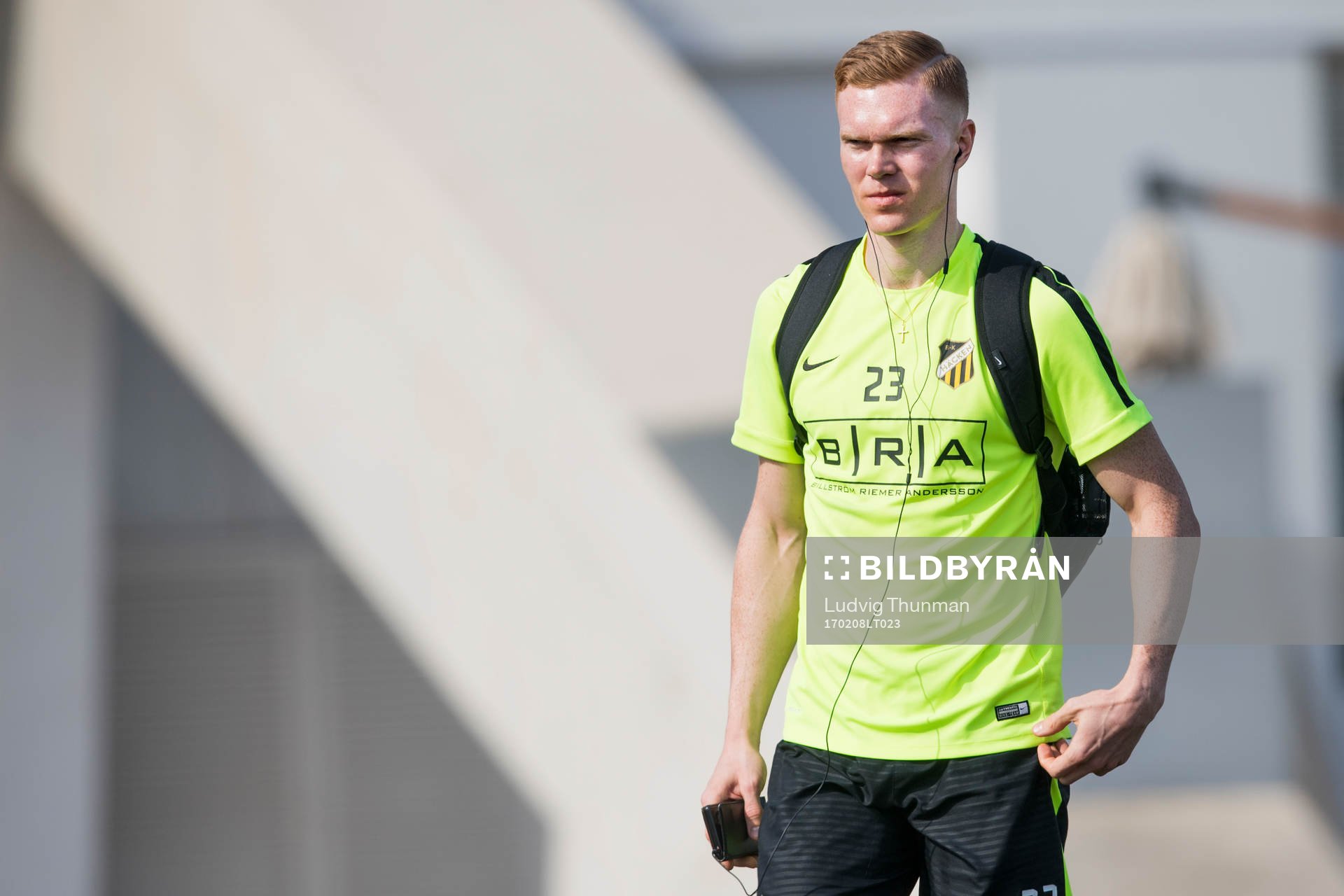 David Engström påväg till en träning med Häcken
