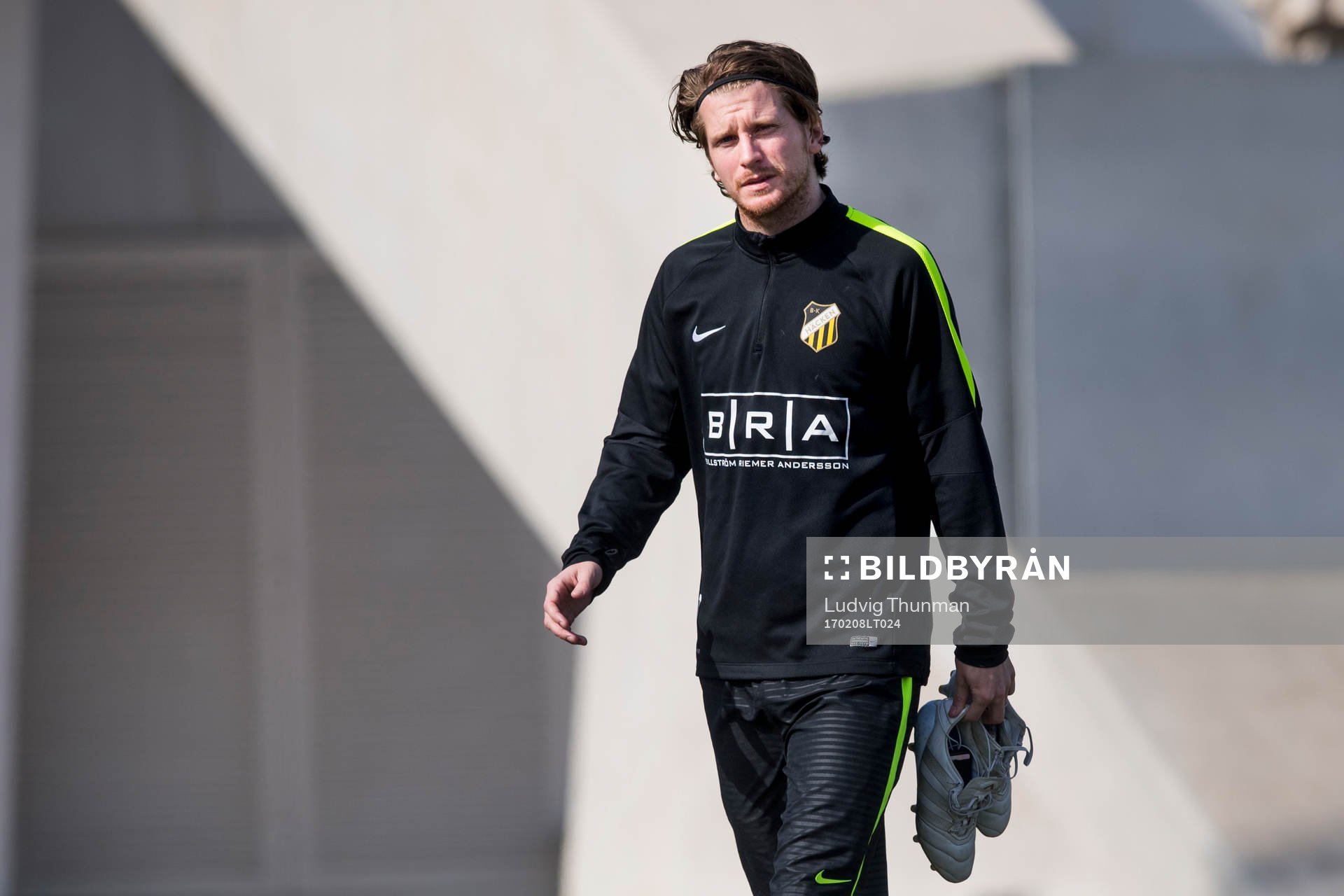 Erik Friberg påväg itll en träning med Häcken