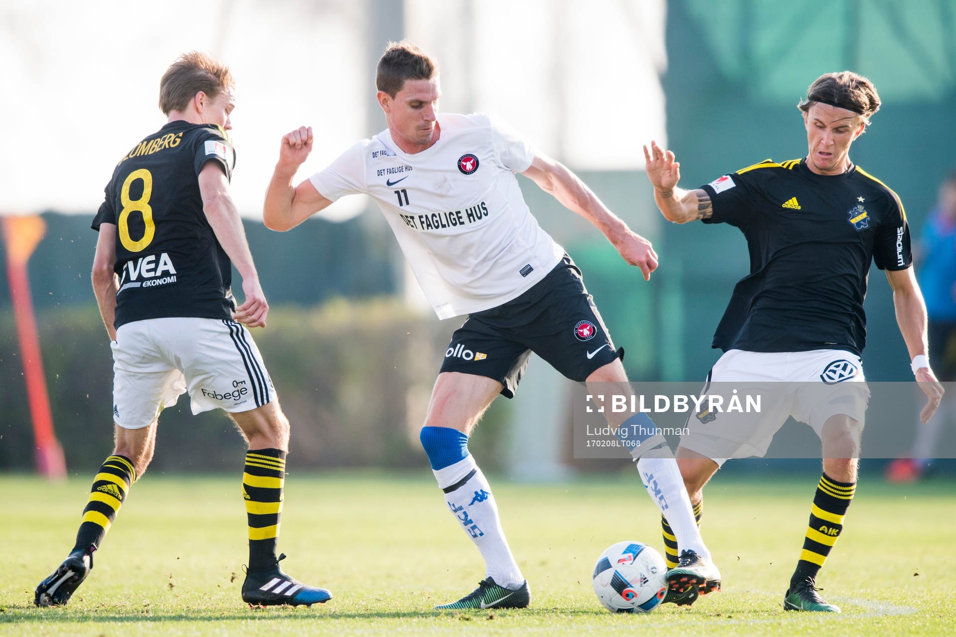 s Johan Blomberg och Kristoffer Olsson bevakar Midtjyllands