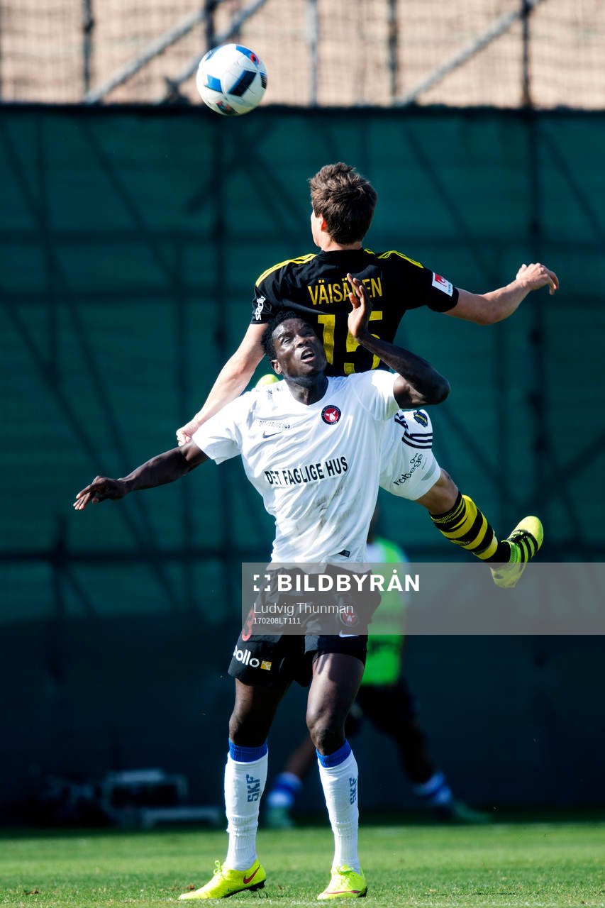 Midtjyllands Rilwan Hassan och AIK:s Sauli Väisänen under fotbollsmatchen i Dubai International Cup mellan AIK och Midtjylland den 8 februari 2017 i Dubai.