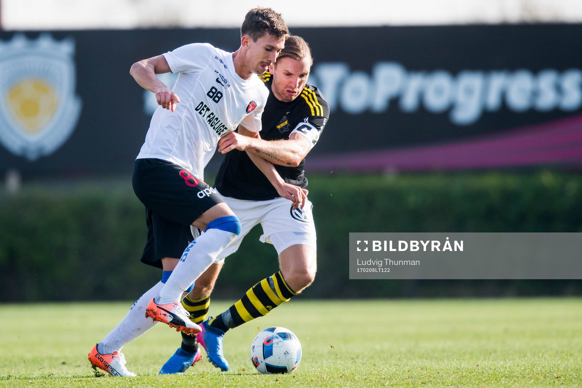 s Nils-Eric Johansson i kamp om bollen med Midtjyllands