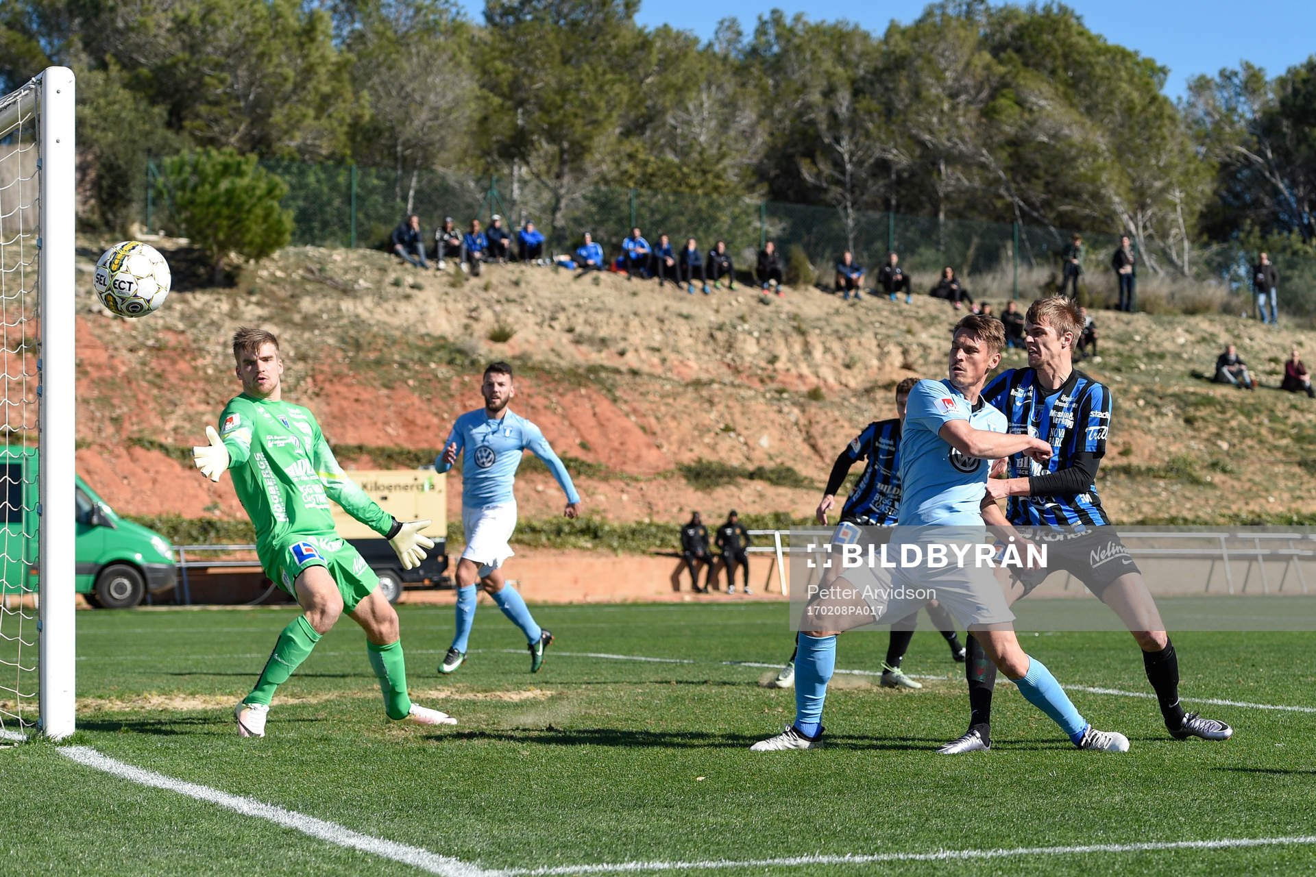 Malmö FFs Markus Rosenberg skjuter mot mål efter närkamp med Sirius Oscar Pehrsson framför målvakt Lukas Jonsson under en träningsmatch i fotboll mellan Malmö FF och Sirius den 8 februari 2017 i Salou.