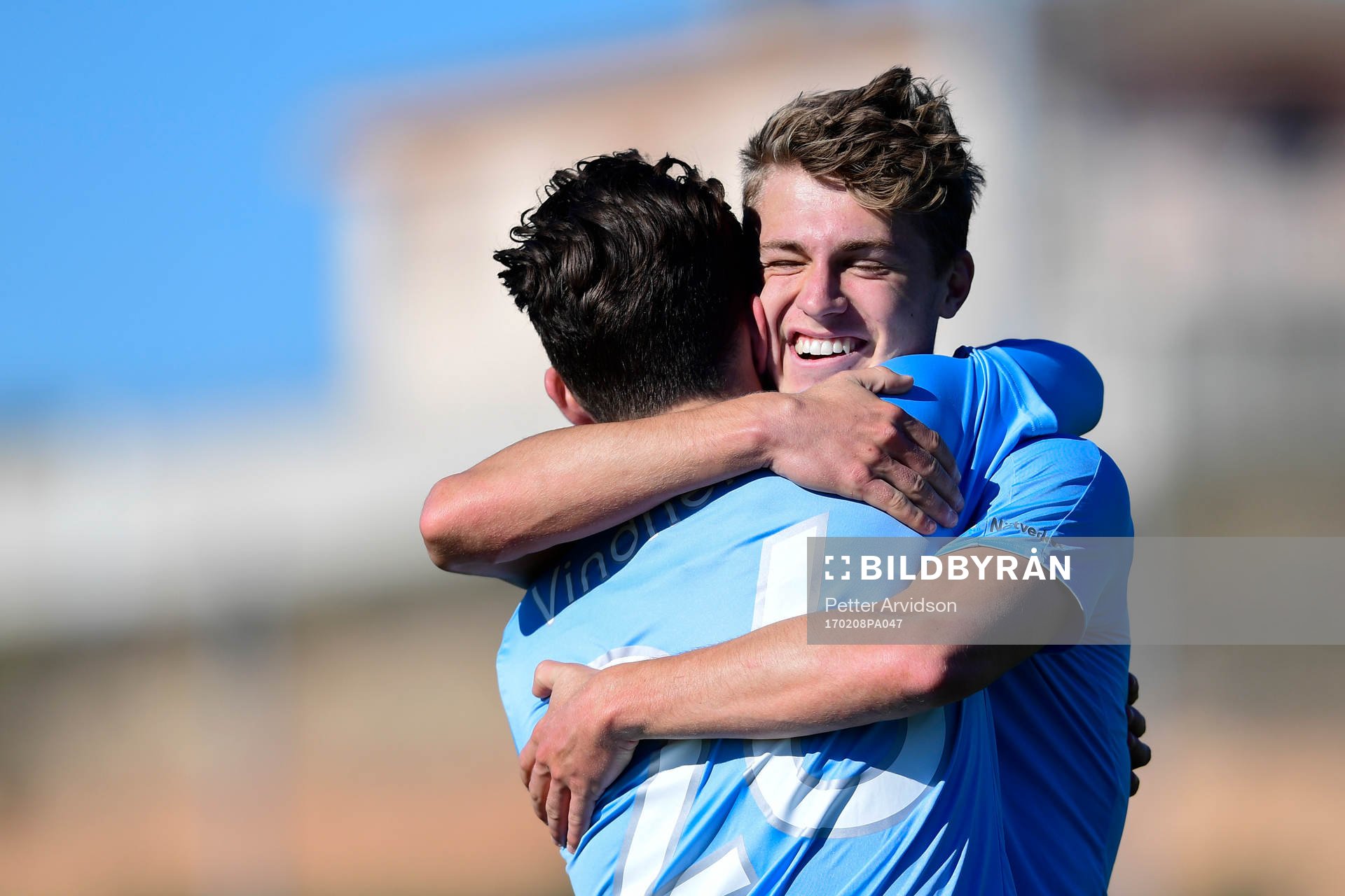 Malmö FFs Mattias Svanberg kramar om Andreas Vindheim efter att han gjort 3-1 under en träningsmatch i fotboll mellan Malmö FF och Sirius den 8 februari 2017 i Salou.
