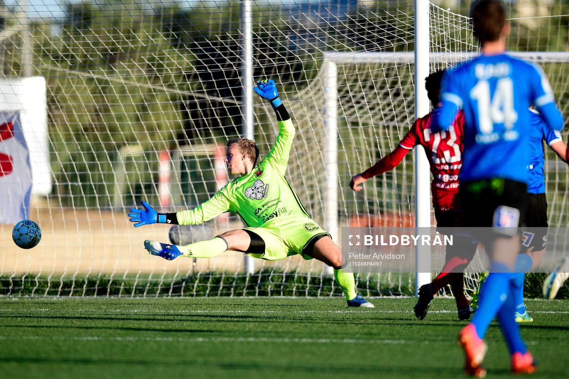 Halmstads Fredrik Olsson gör 1-0 bakom Östersunds