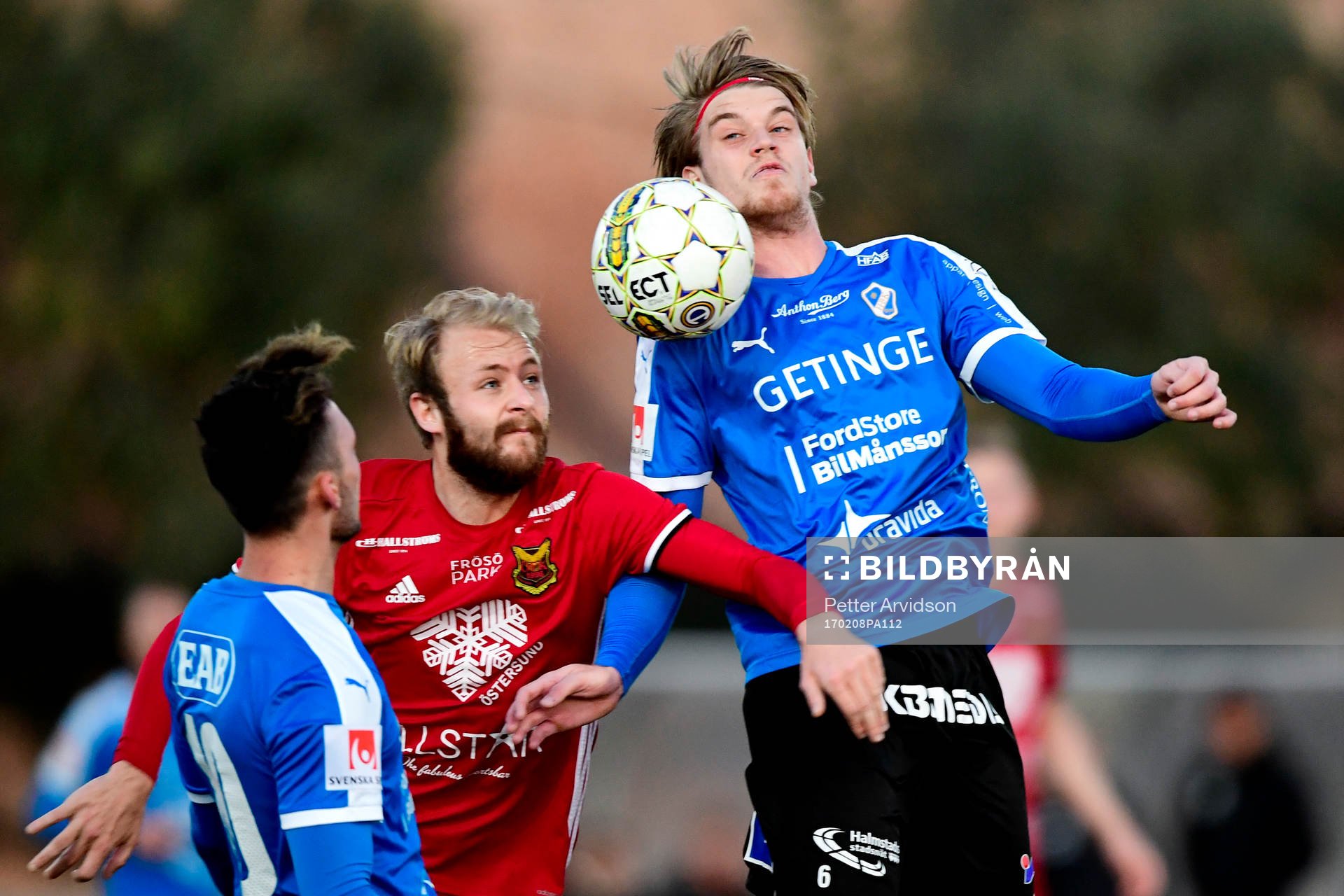 Östersunds Curtis Edwards och Halmstads Marcus Mathisen