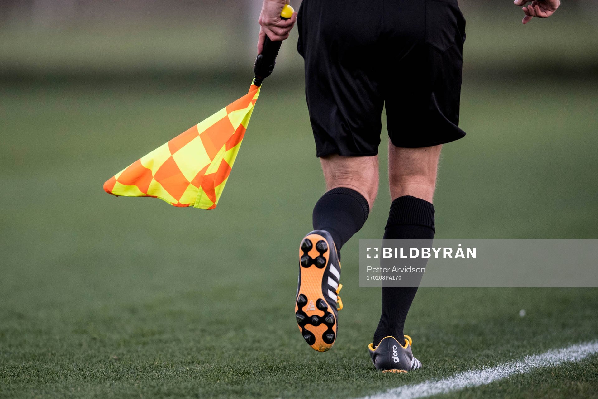 Assisterande domare med offside flagga