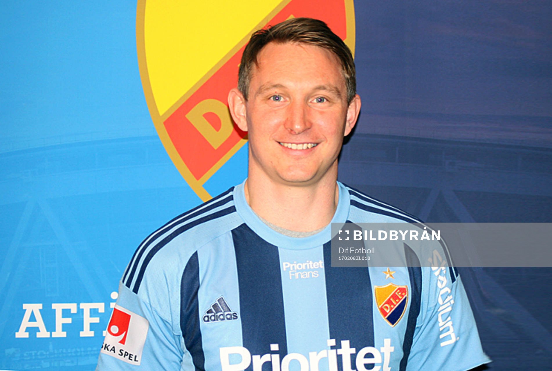 På denna handoutbild från DIF Fotboll poserar Kim