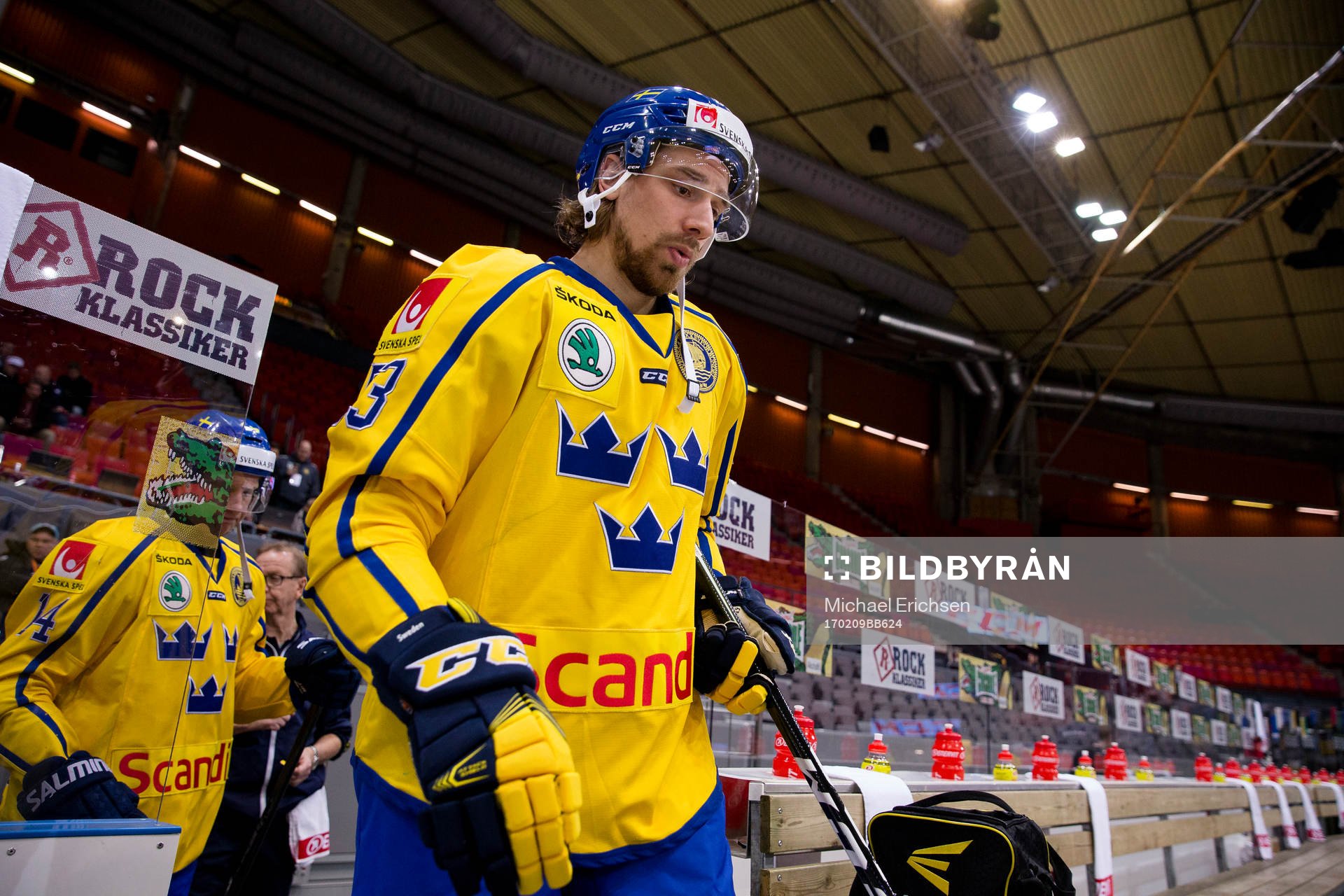 Sveriges Andreas Thuresson på väg in för isvärmning