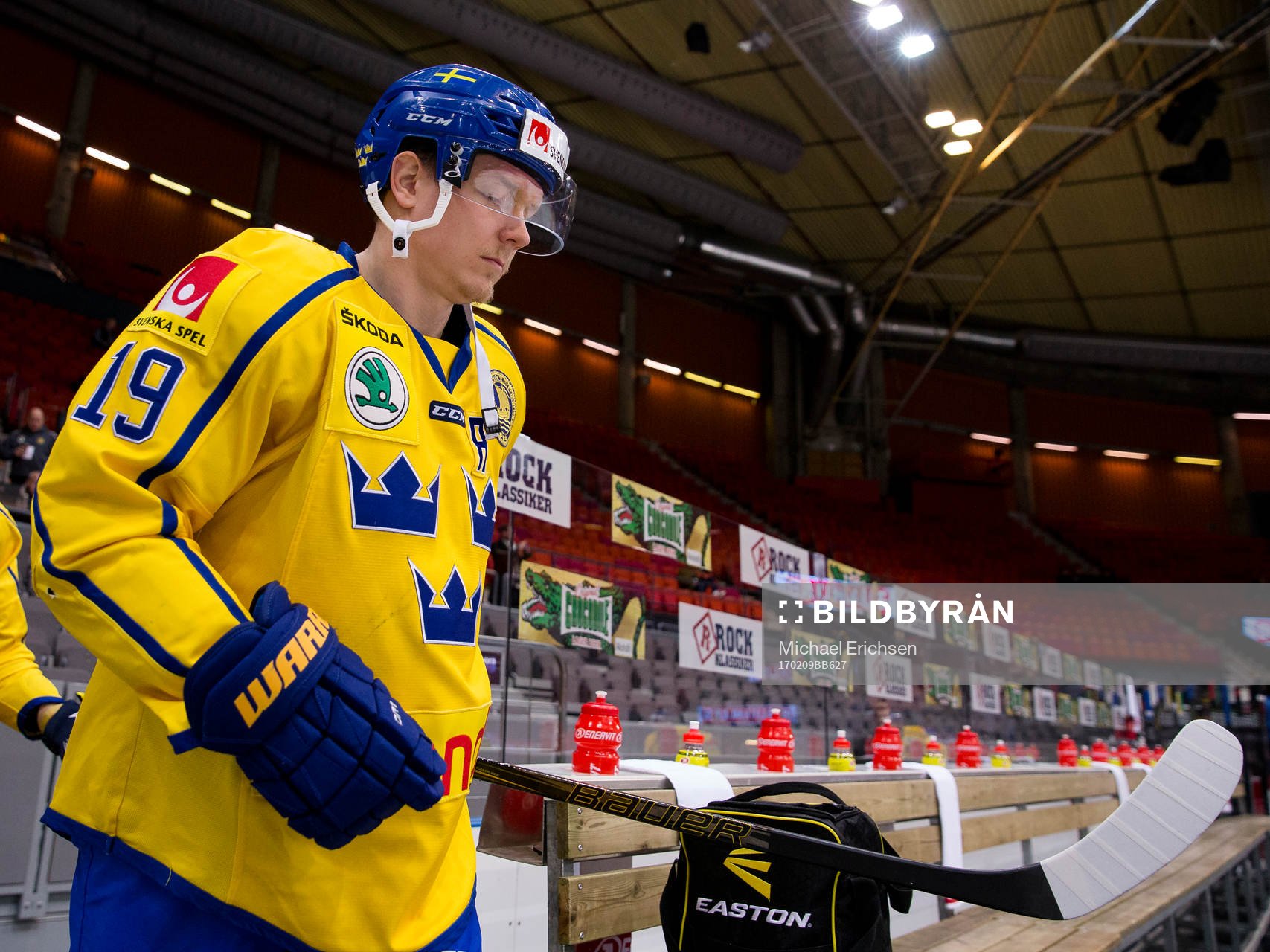 Sveriges Patrik Zackrisson på väg in för isvärmning