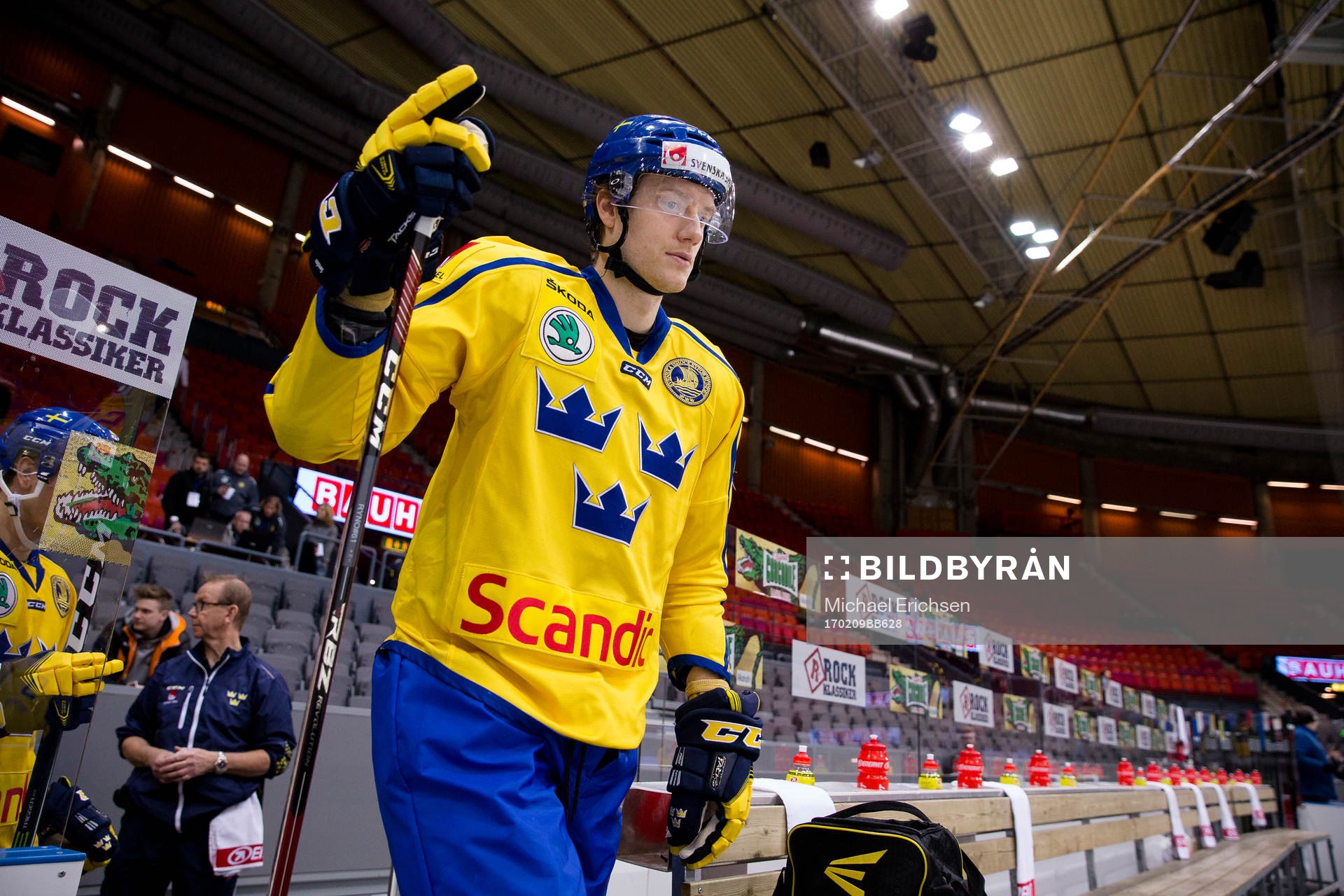 Sveriges Johan Ryno på väg in för isvärmning innan en