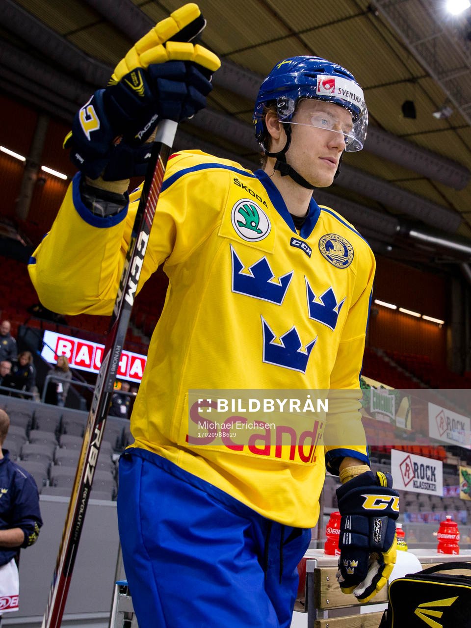 Sveriges Johan Ryno på väg in för isvärmning innan en