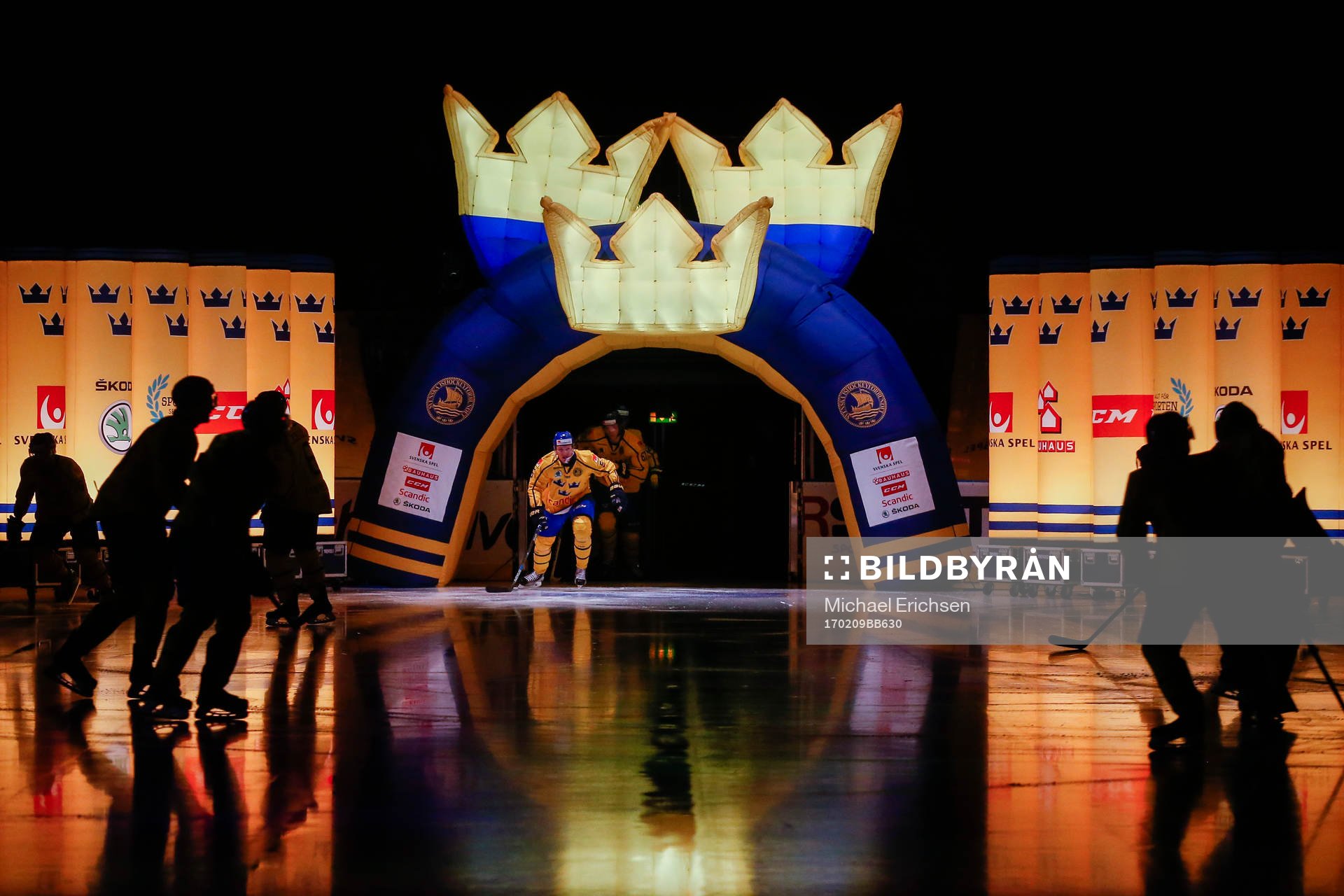 Sveriges spelare gör entre före en ishockeymatch i Sweden