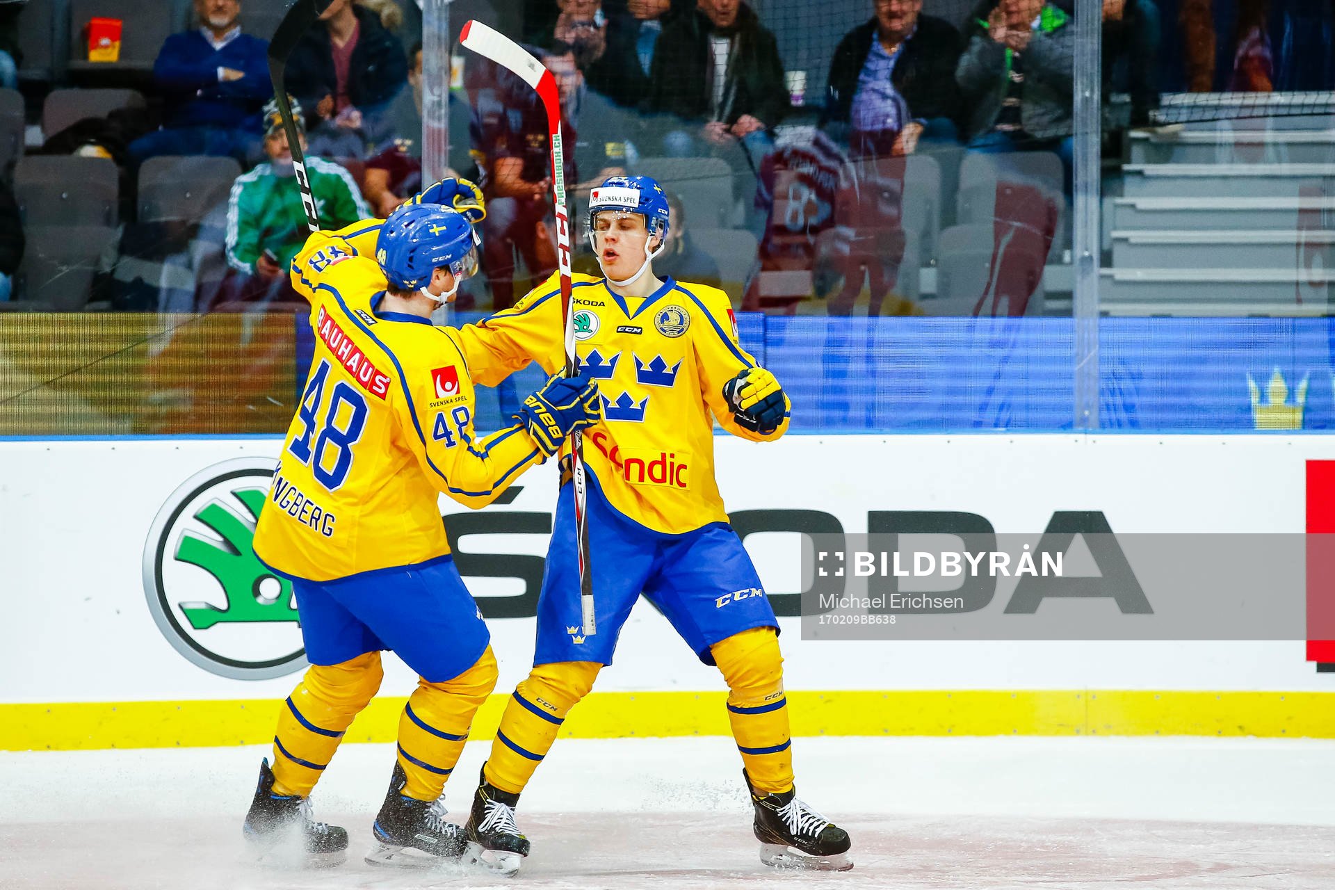 Sveriges Carl Klingberg och Joel Eriksson Ek jublar