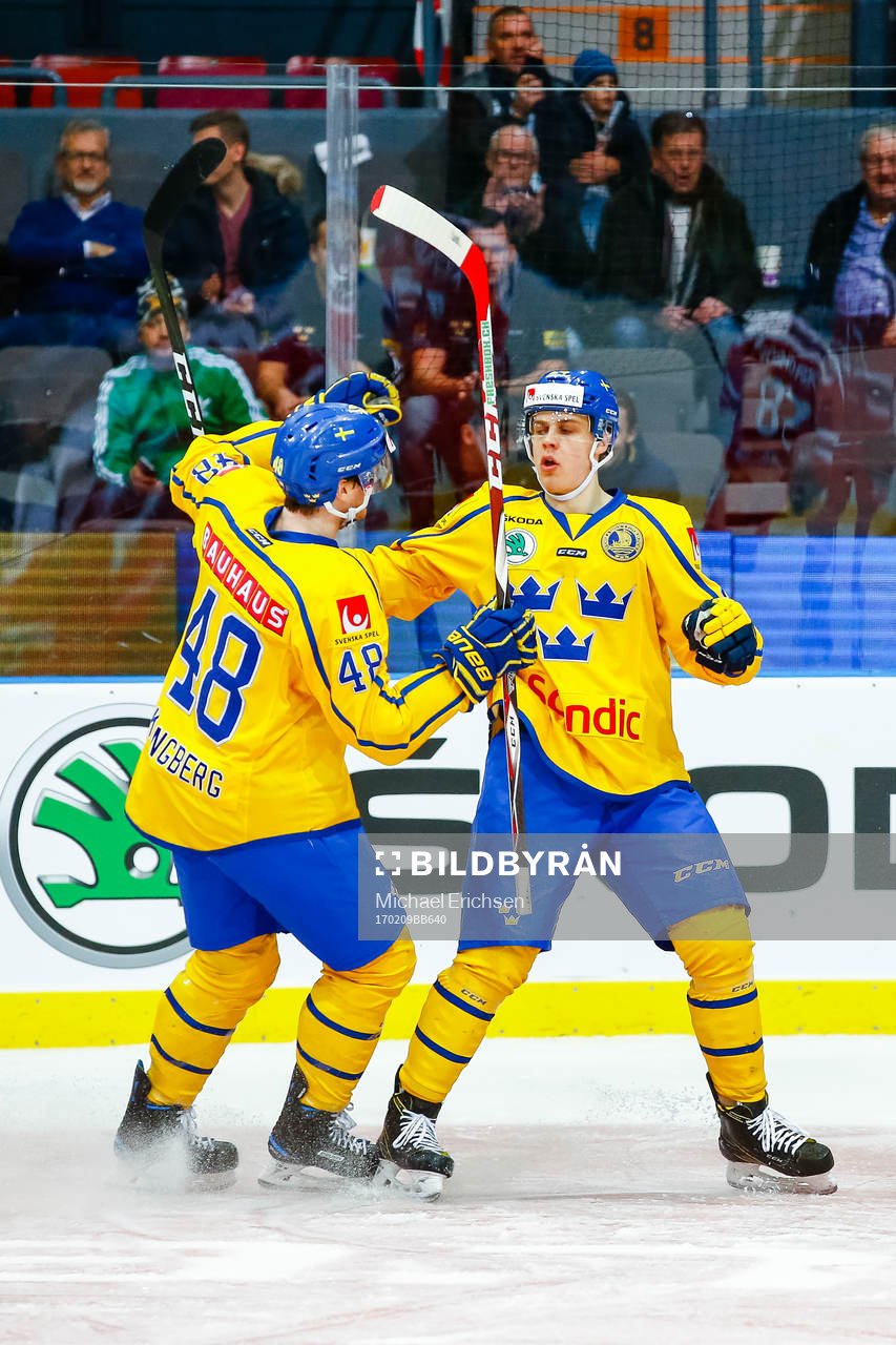 Sveriges Carl Klingberg och Joel Eriksson Ek jublar