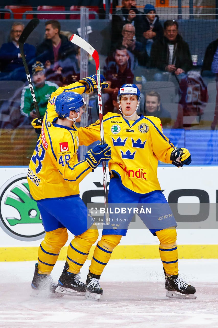 Sveriges Carl Klingberg och Joel Eriksson Ek jublar