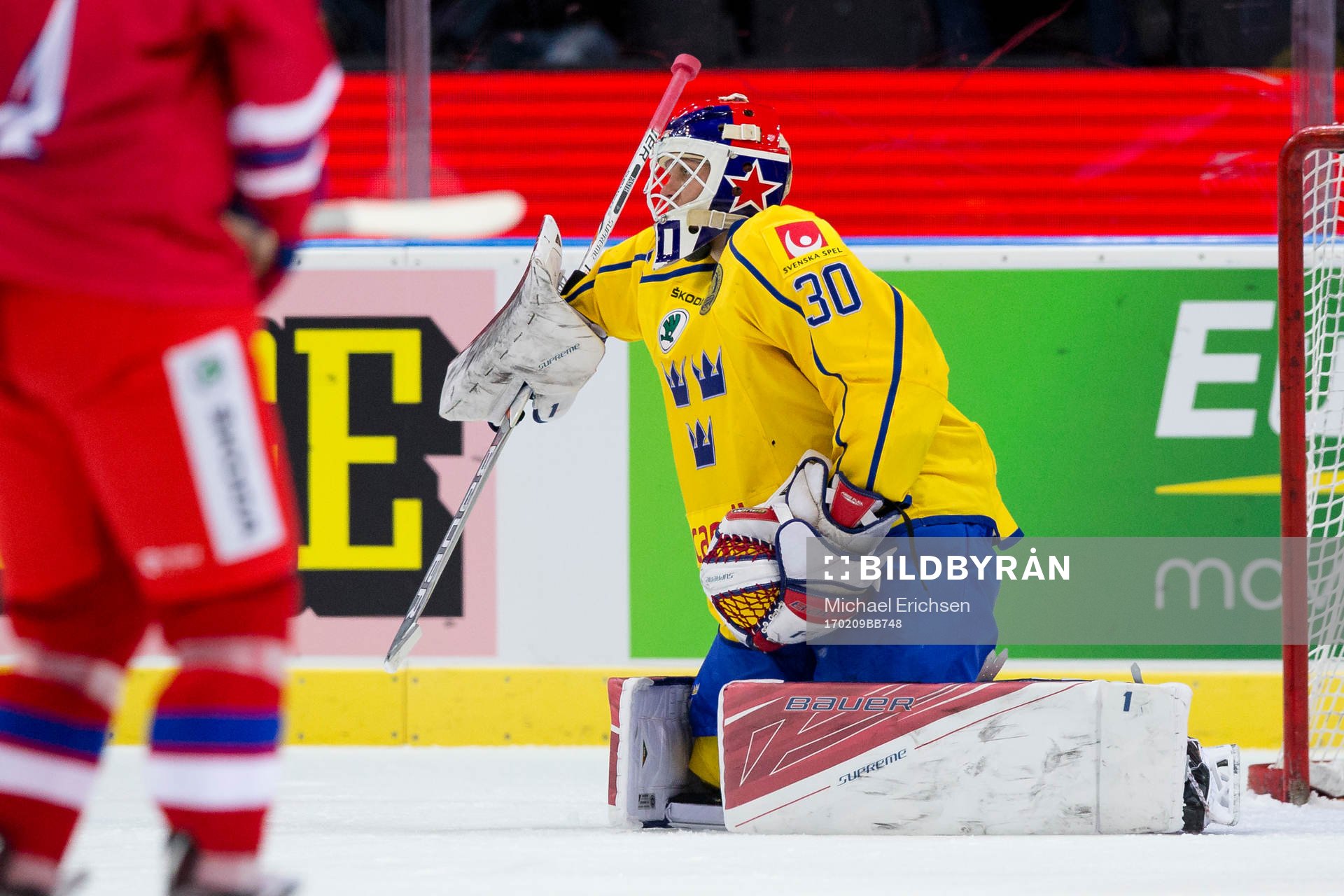 Sveriges målvakt Viktor Fasth deppar