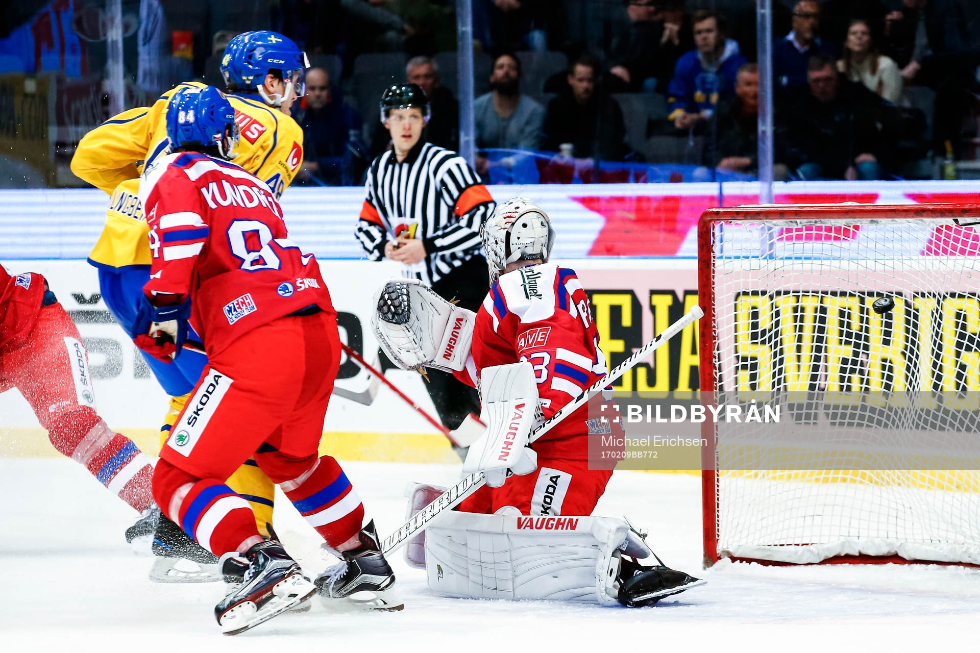 Sveriges Carl Klingberg gör 4-1 bakom Tjeckiens målvakt