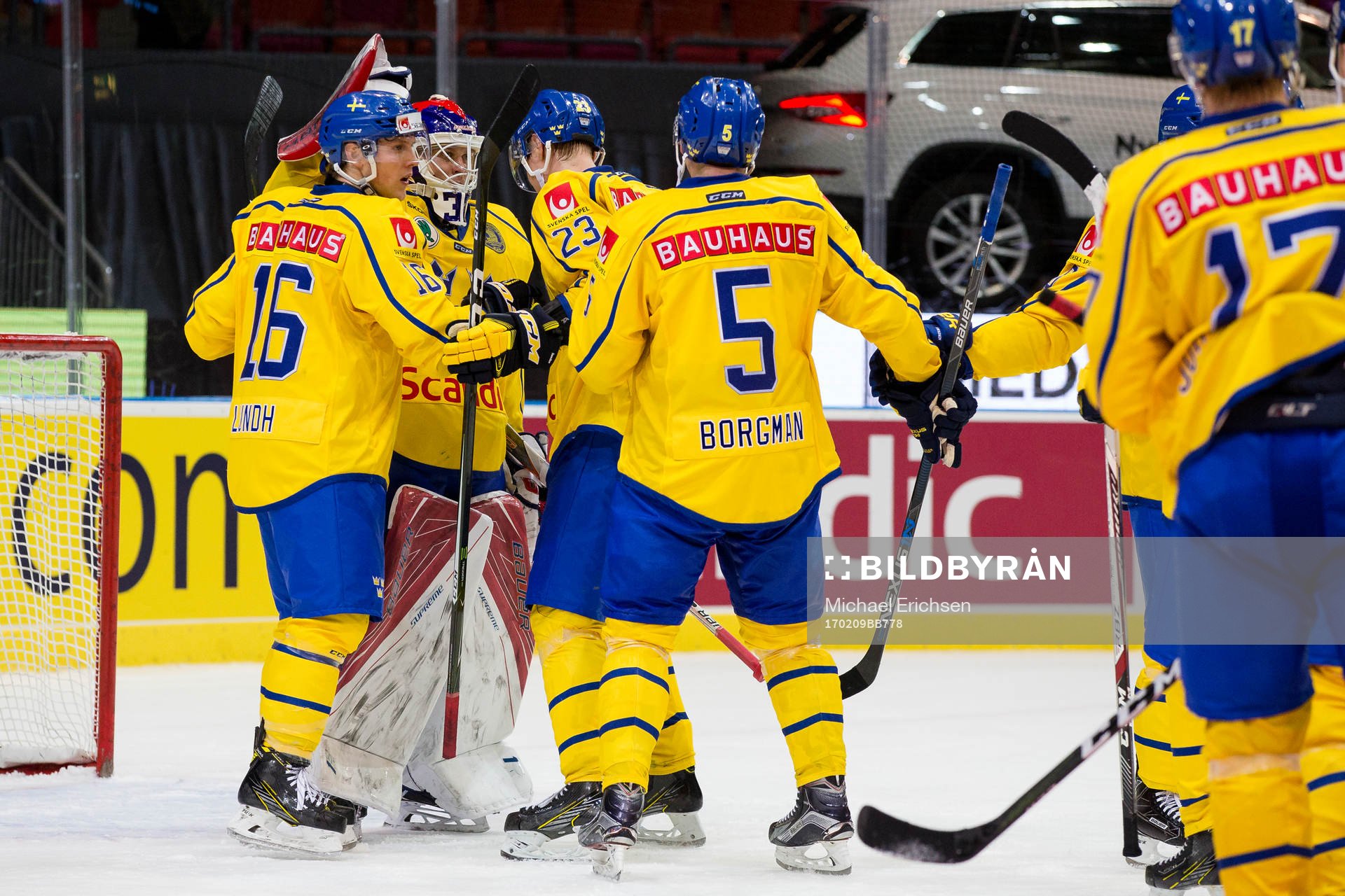 Sveriges  målvakt Viktor Fasth omfamnas av Patrik Lundh,