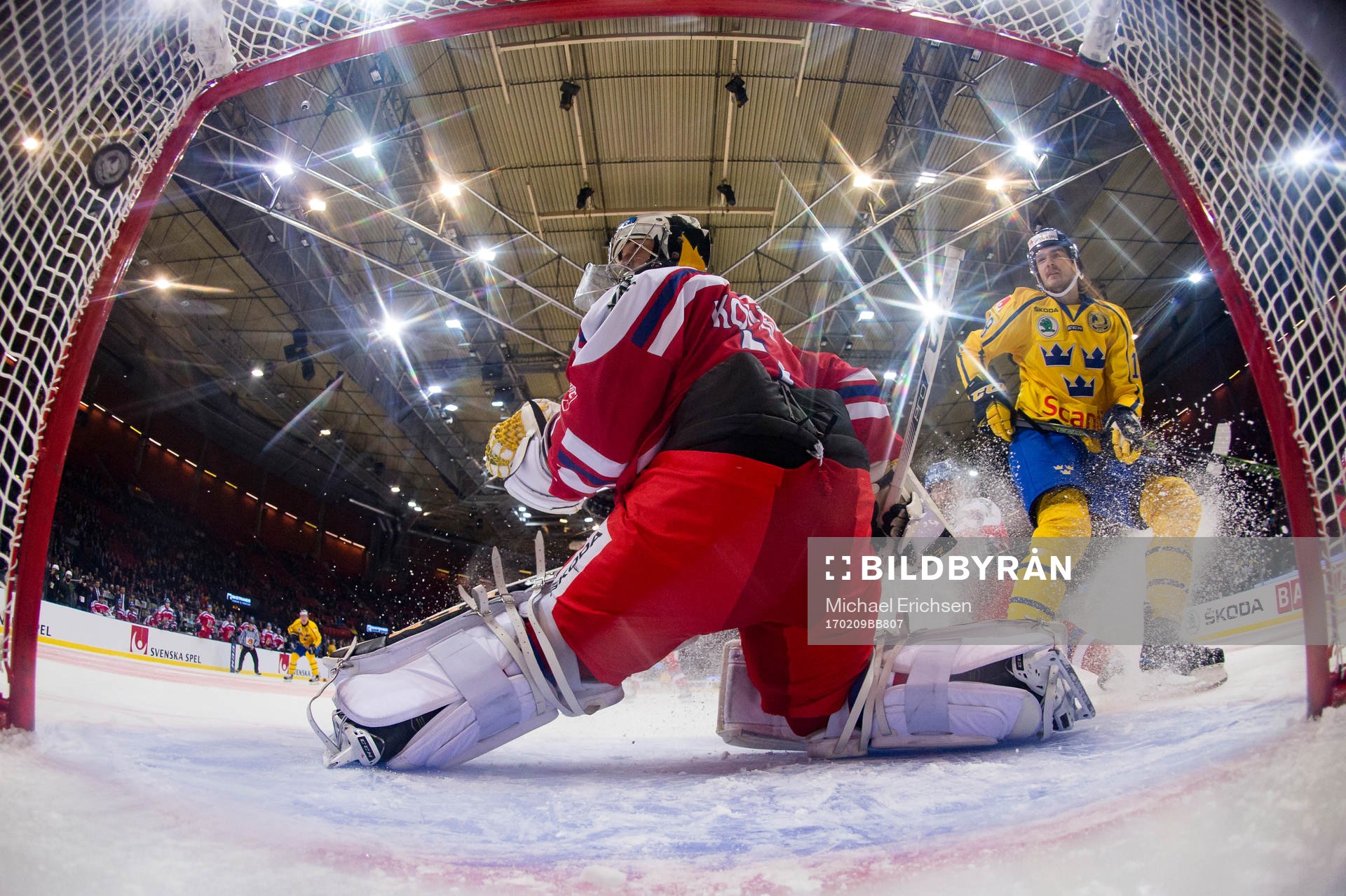 Sveriges Dennis Everberg gör 1-0 bakom Tjeckiens målvakt