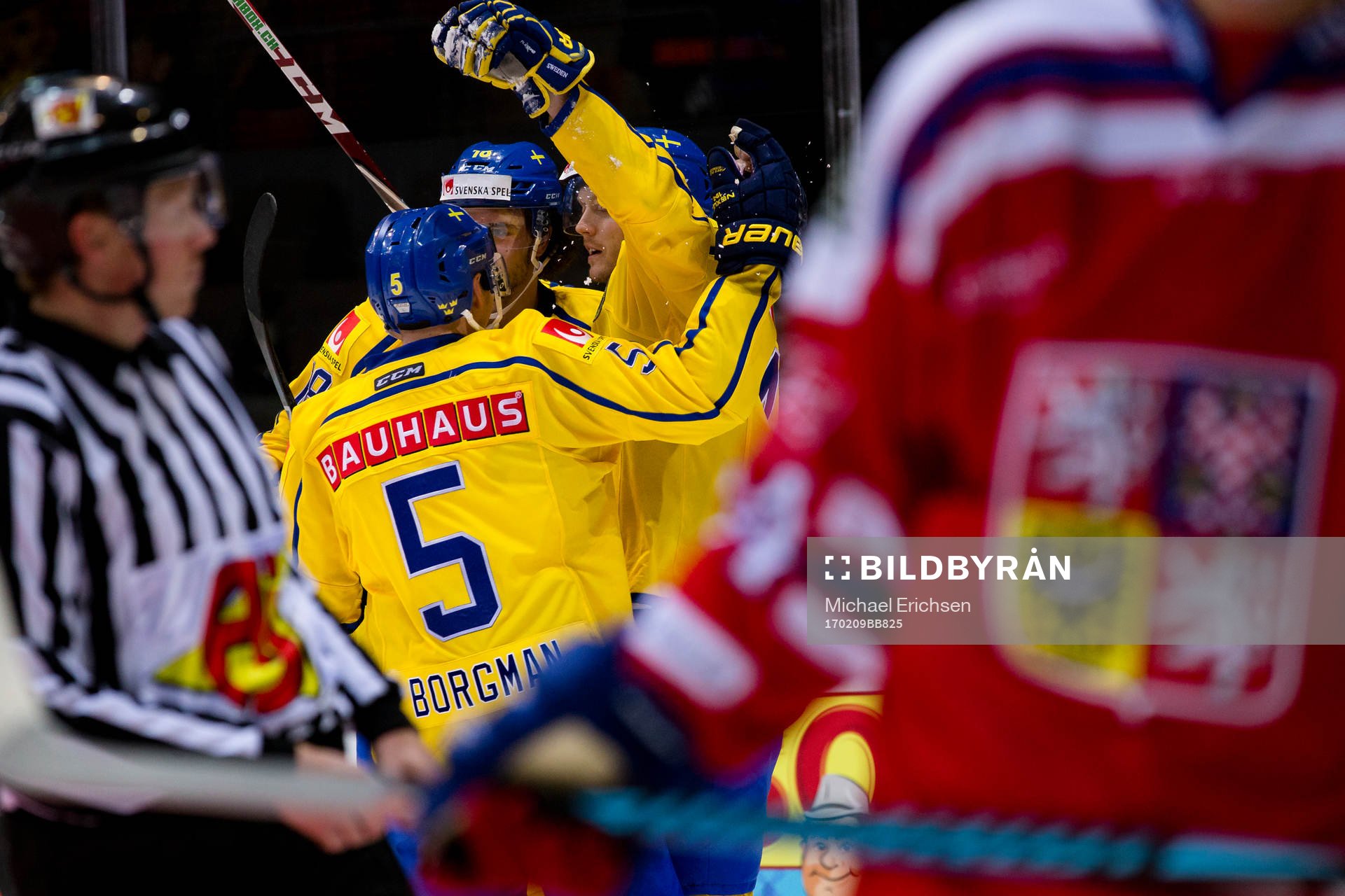 Sveriges Carl Klingberg jublar ihop med Dennis Everberg och