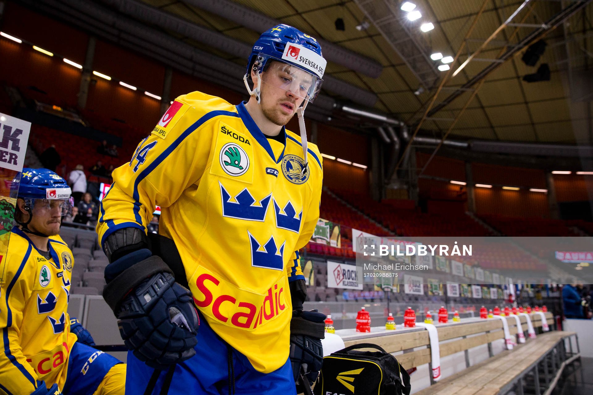 Sveriges Daniel Brodin på väg in för isvärmning innan