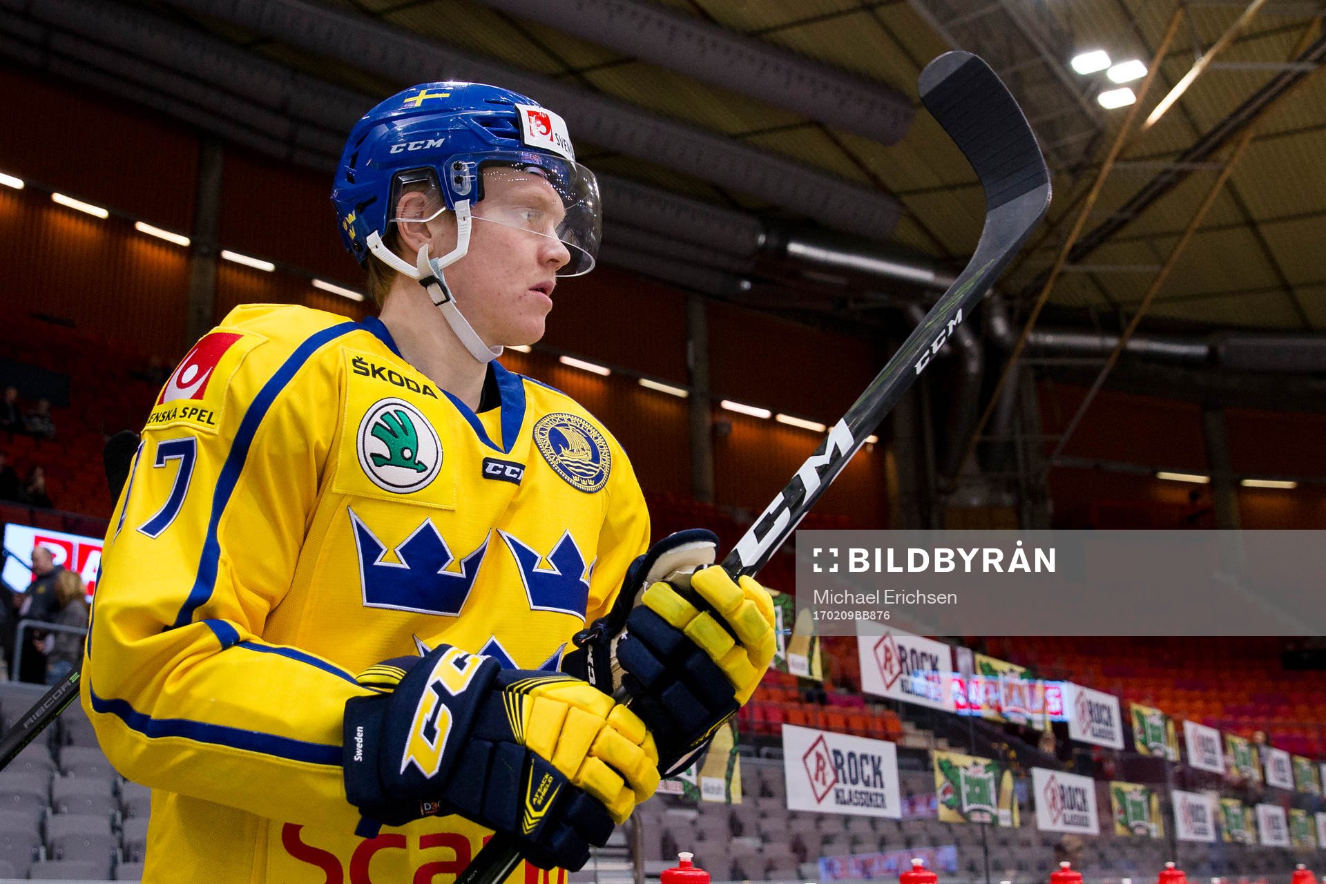Sveriges Emil Johansson på väg in för isvärmning innan