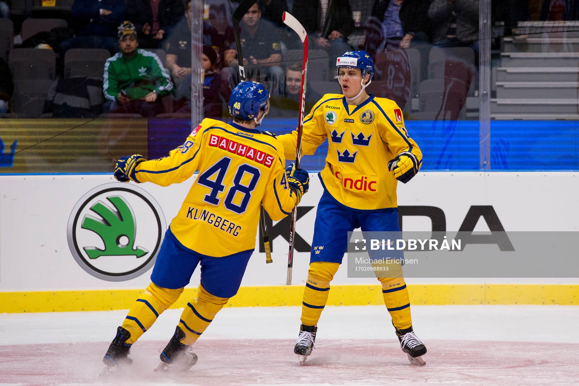 Sveriges Joel Eriksson Ek jublar ihop med Carl Klingberg