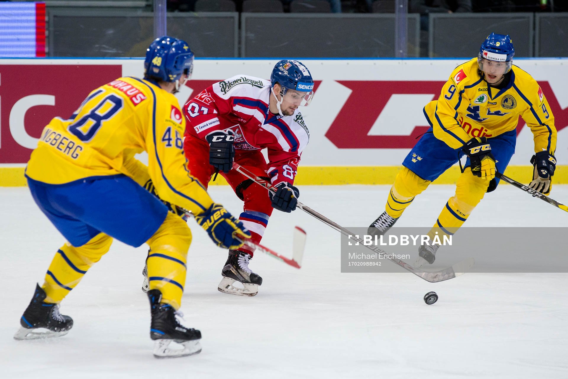 Tjeckiens Petr Holik mellan Sveriges Carl Klingberg  och