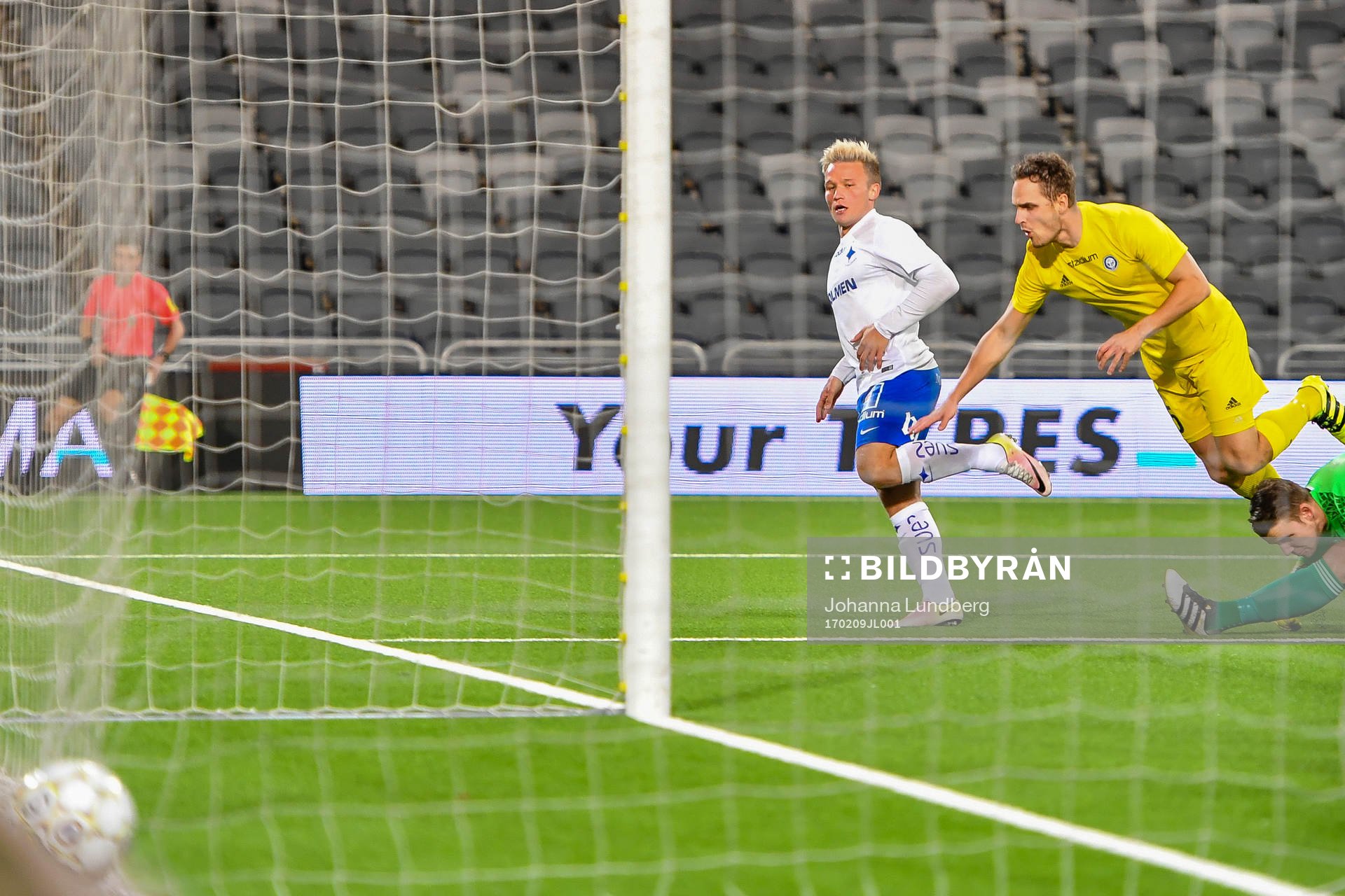 Norrköpings Nicklas Bärkroth gör 1-0 bakom HJK Helsingfors målvakt Thomas Dähne under en träningsmatch i fotboll mellan Norrköping och Helsingfors den 9 februari 2017 i Stockholm.