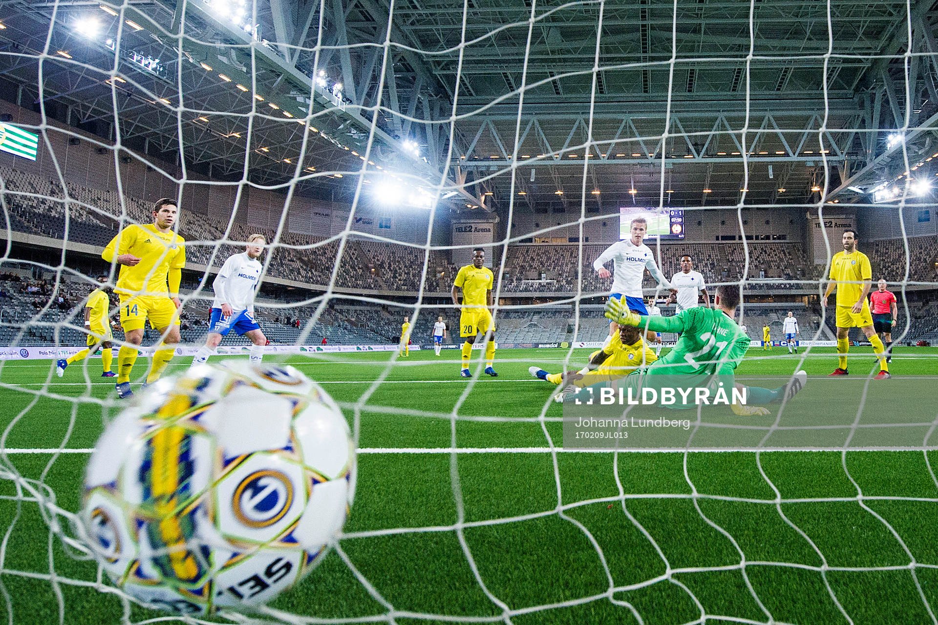 Norrköpings Sebastian Andersson gör 2-0 bakom Helsingfors målvakt Thomas Dähne under en träningsmatch i fotboll mellan Norrköping och Helsingfors den 9 februari 2017 i Stockholm.