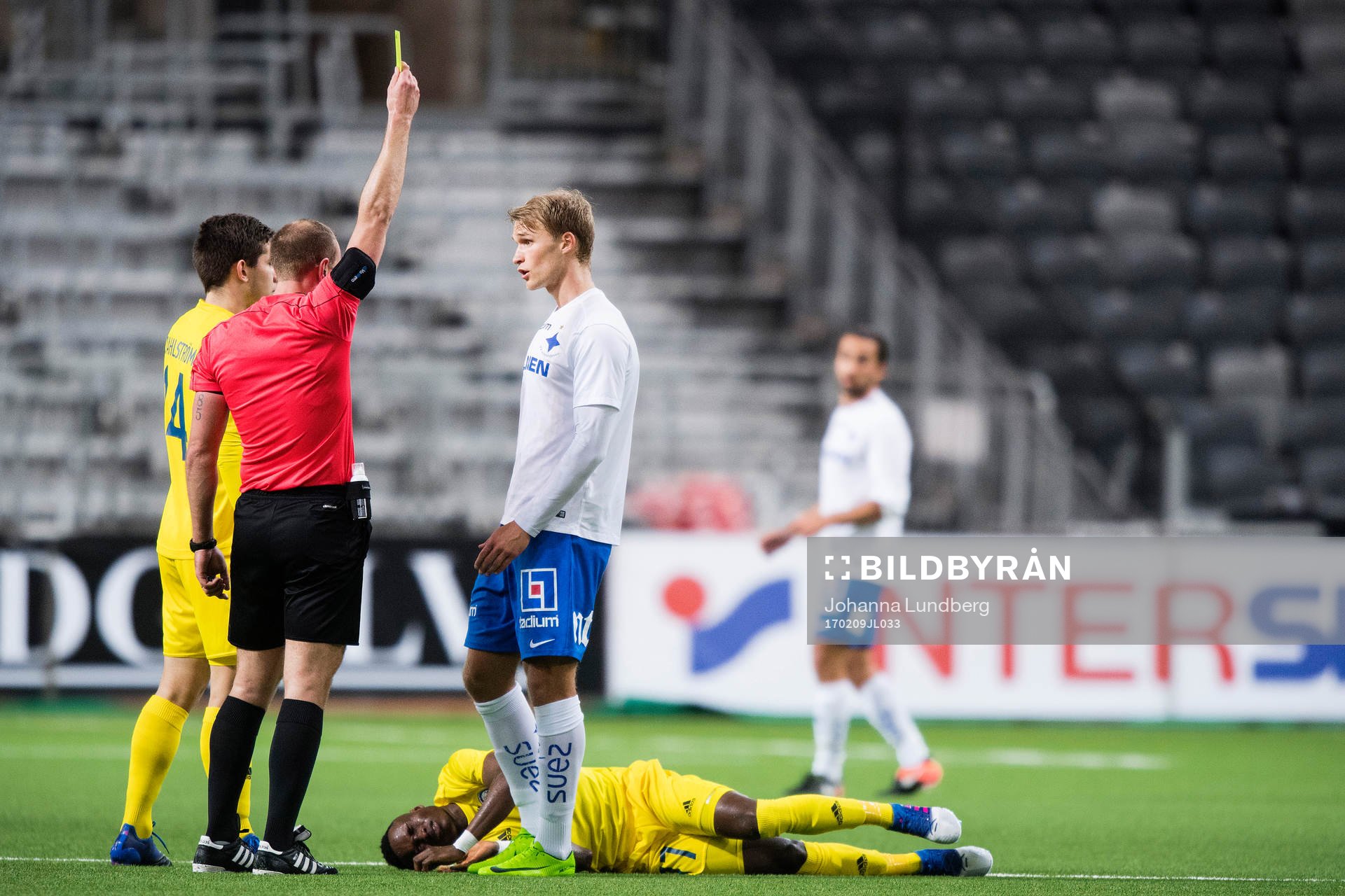 Norrköpings Sebastian Andersson tilldelas ett gult kort