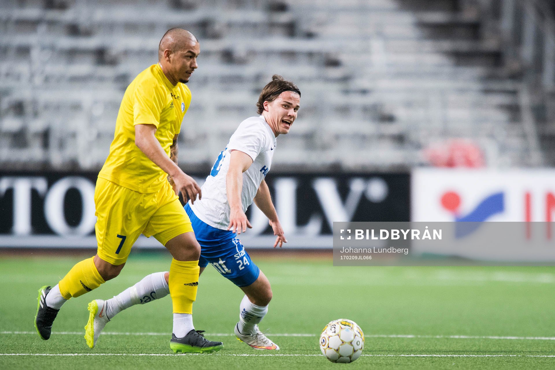 Norrköpings Simon Skrabb tar sig förbi Helsingfors Moshtagh Yaghoubi under en träningsmatch i fotboll mellan Norrköping och Helsingfors den 9 februari 2017 i Stockholm.