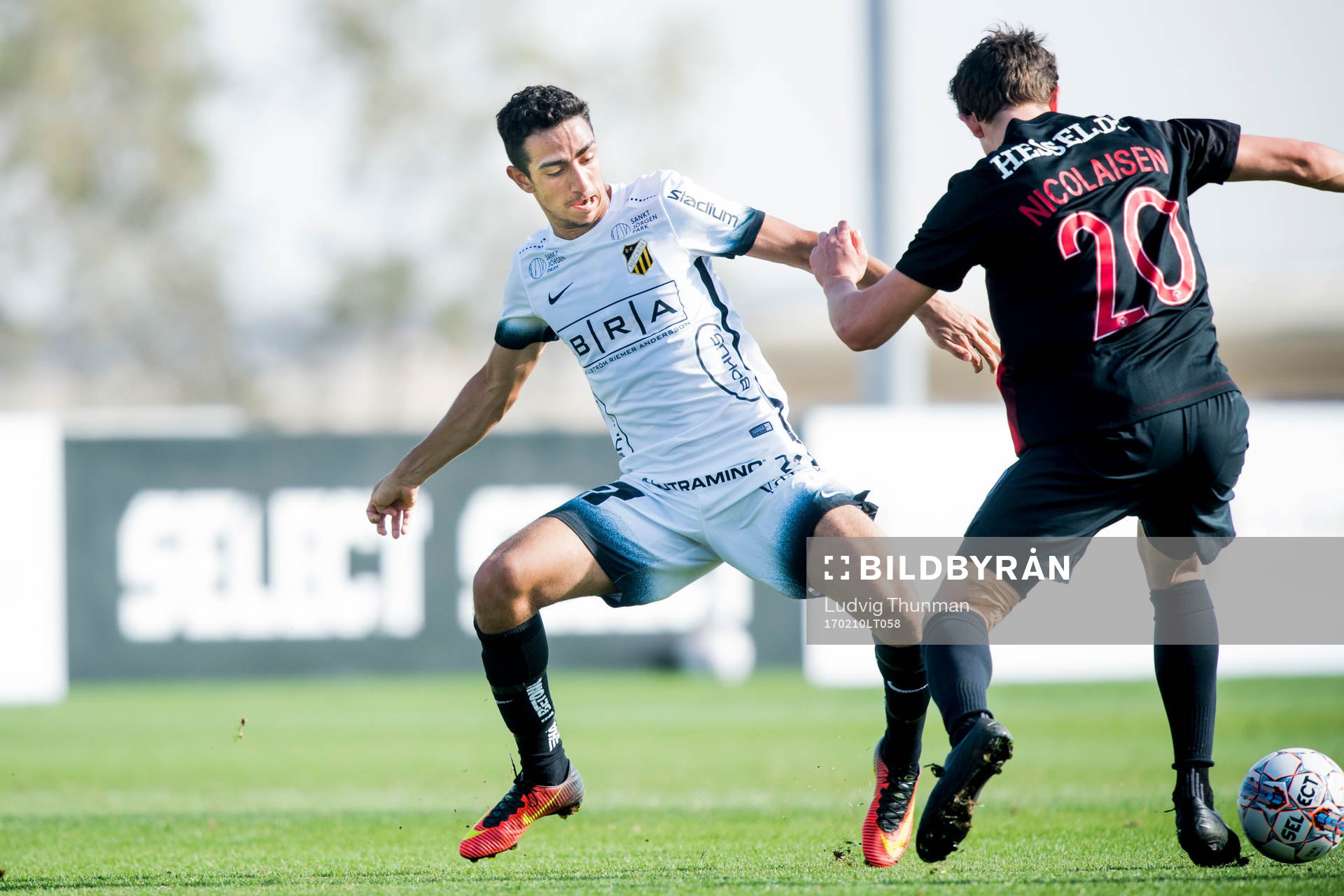 Häckens Daleho Irandust och Midtjyllands Rasmus Nicolaisen under fotbollsmatchen i Dubai International Cup mellan Midtjylland och Häcken den 10 februari 2017 i Dubai.