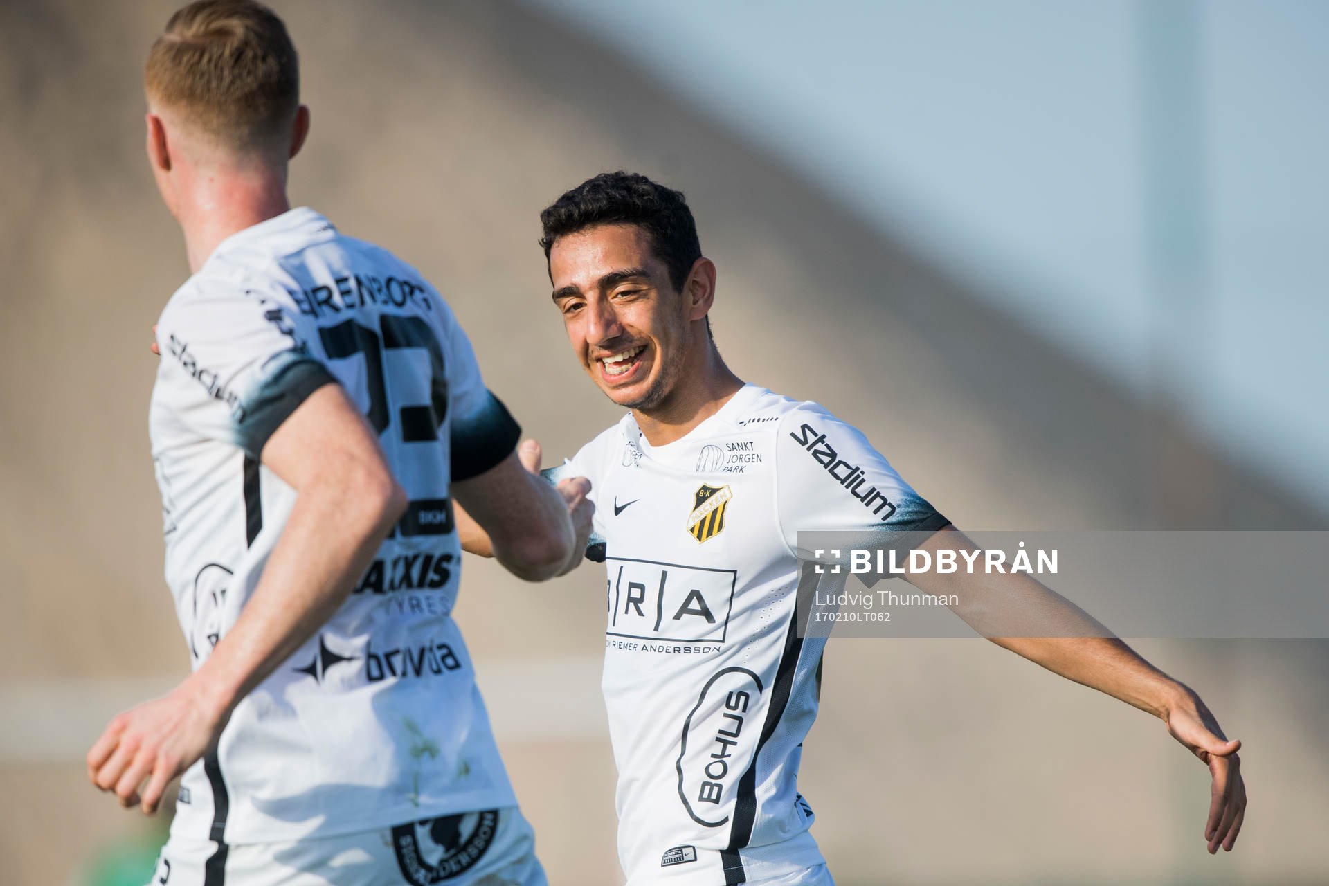 Häckens David Engström kramas av Daleho Irandust efter han gjort 1-2 under fotbollsmatchen i Dubai International Cup mellan Midtjylland och Häcken den 10 februari 2017 i Dubai.