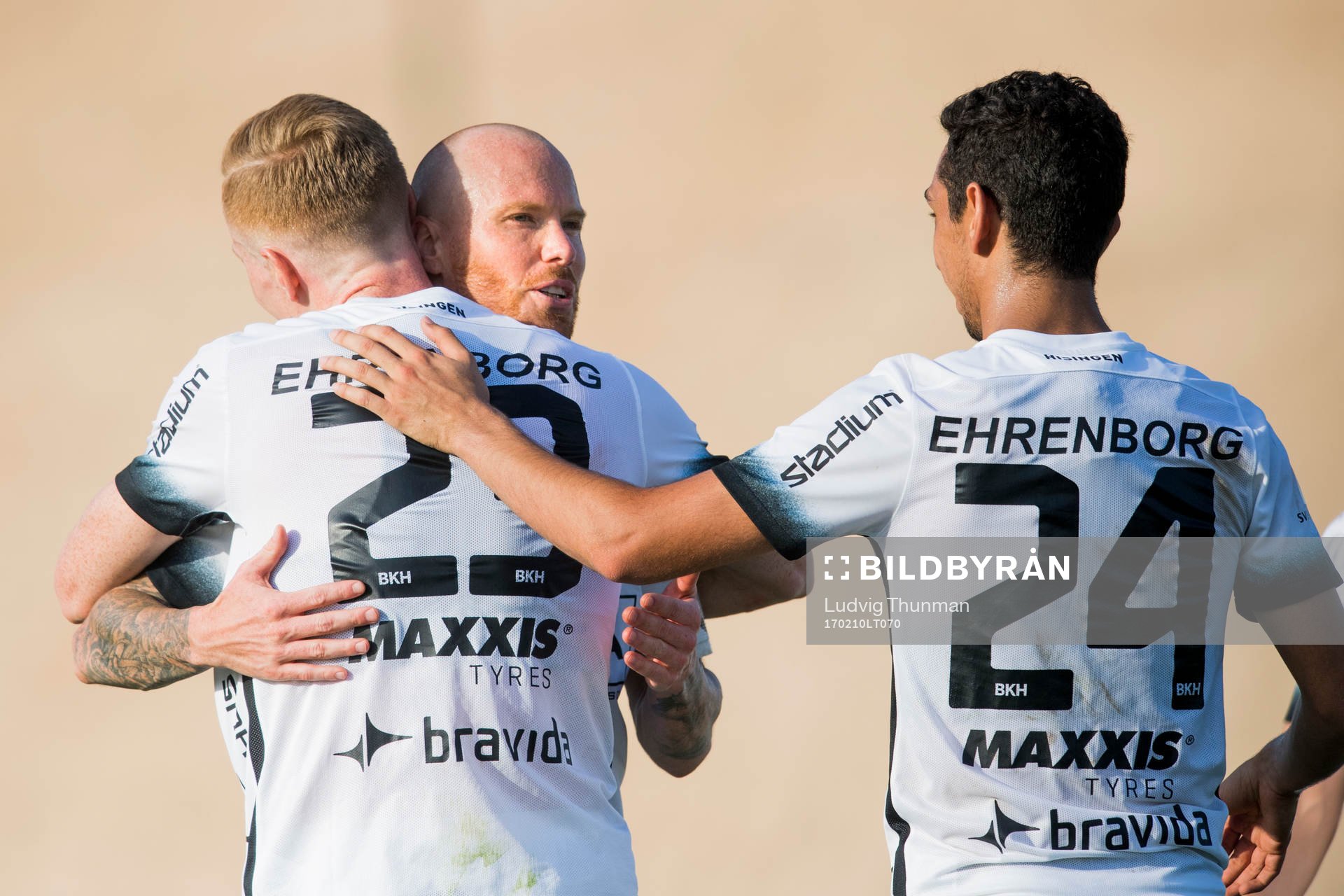 Häckens David Engström kramas av Alexander Farnerud och Daleho Irandust efter han gjort 1-2 under fotbollsmatchen i Dubai International Cup mellan Midtjylland och Häcken den 10 februari 2017 i Dubai.