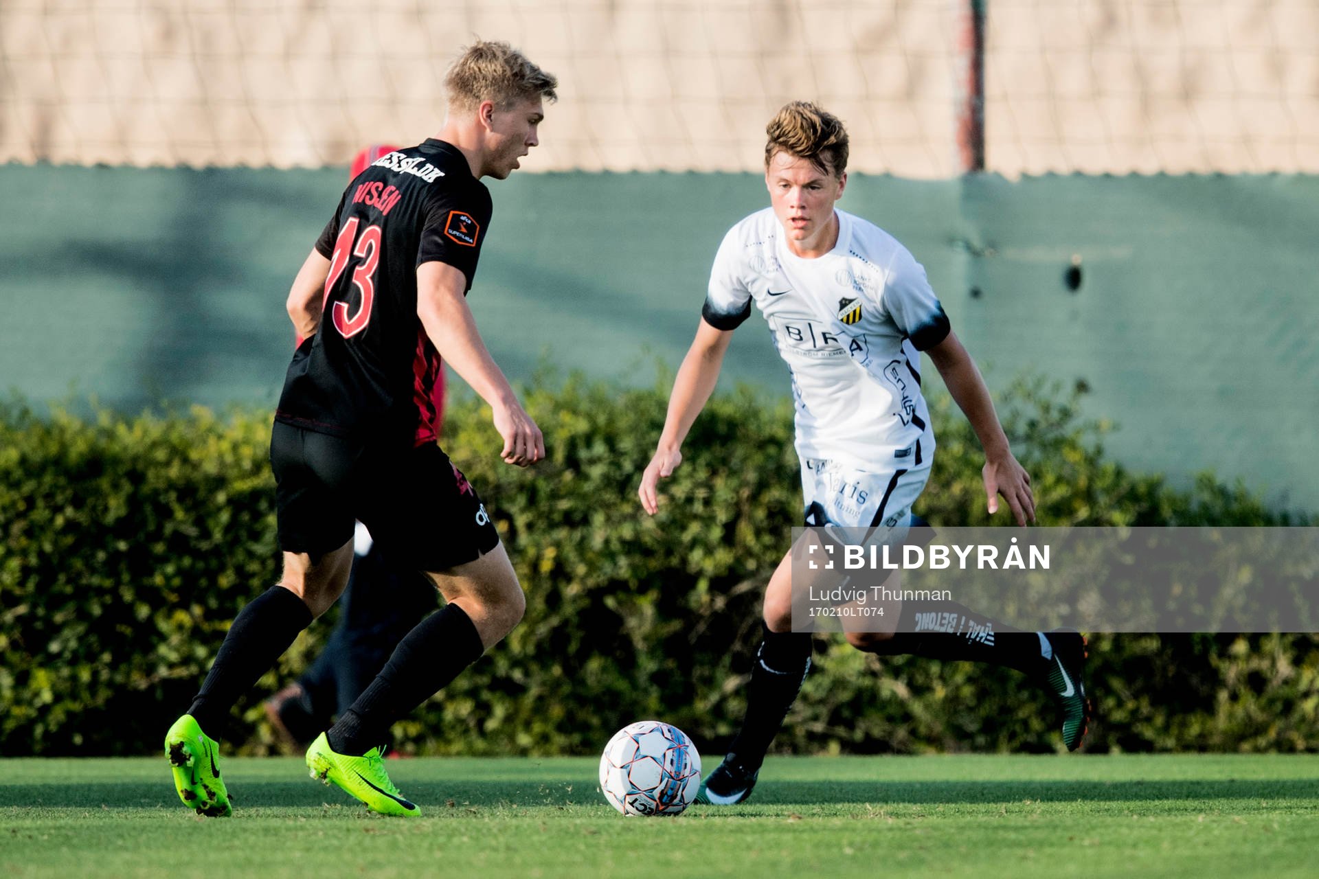 Häckens Albin Skoglund bevakar Midtjyllands Rasmus Nissen under fotbollsmatchen i Dubai International Cup mellan Midtjylland och Häcken den 10 februari 2017 i Dubai.