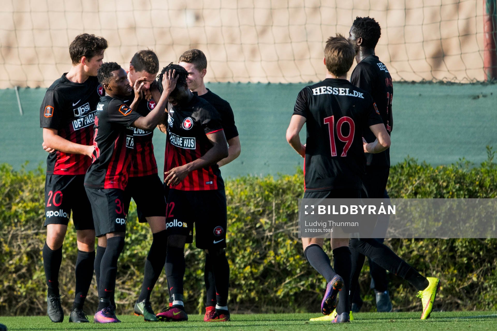 Midtjyllands spelare krama om Jonas Borring som gjort 1-0