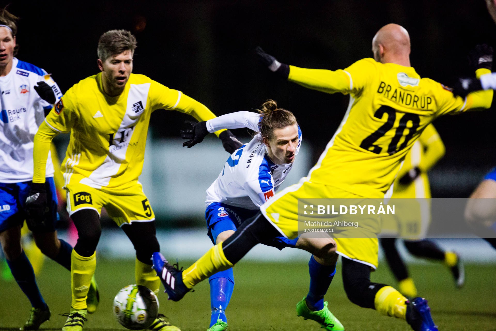 Helsingborgs Jesper Lange försöker få fram bollen
