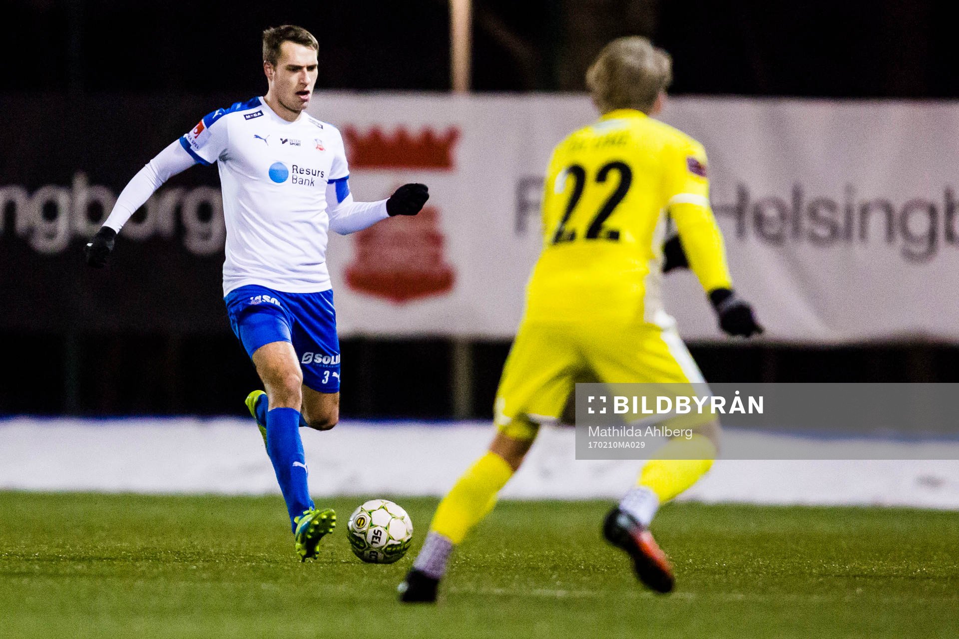 Helsingborgs Frederik Helstrup med bollen