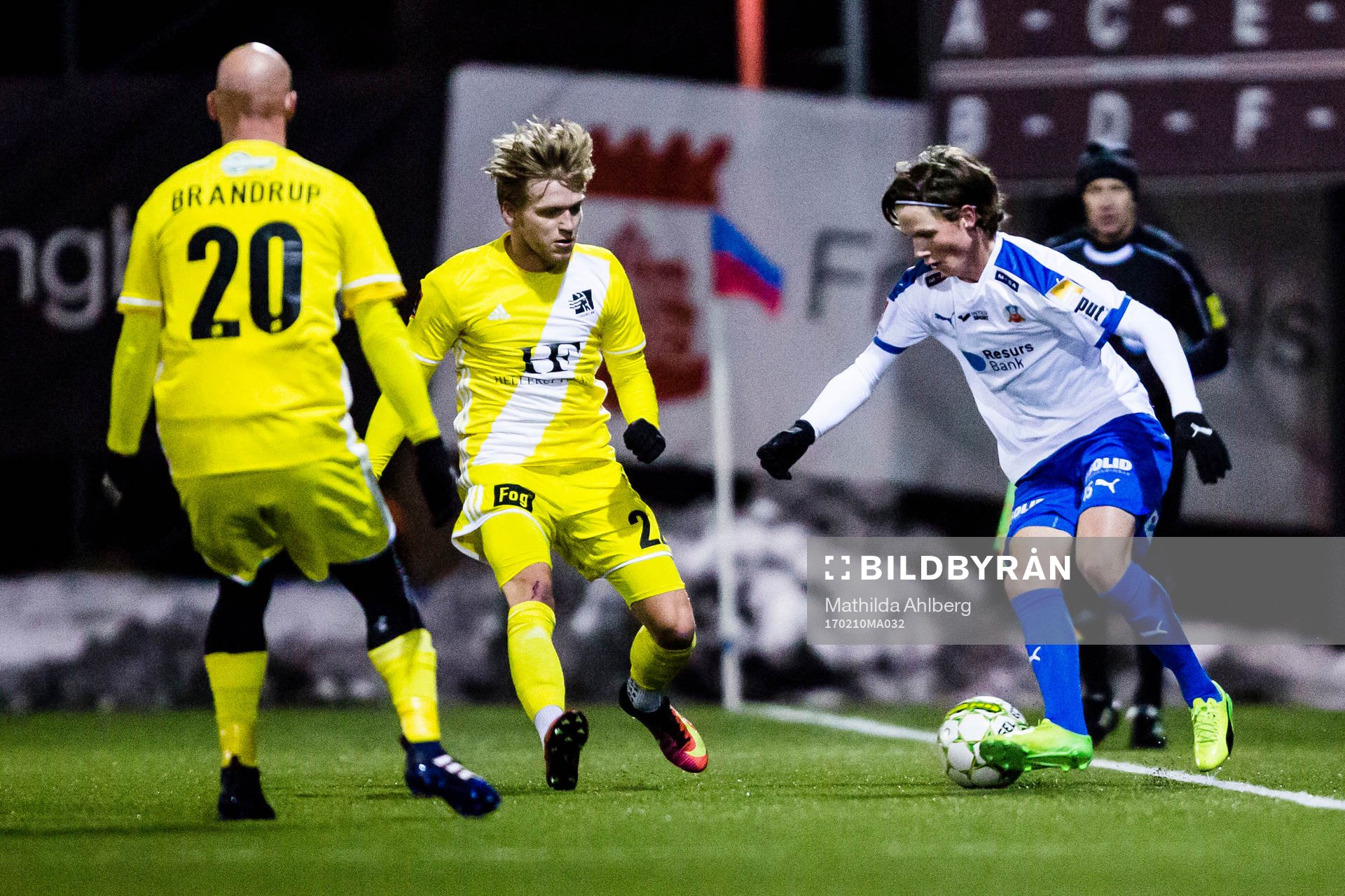 Helsingborgs Max Svensson försöker ta sig förbi Lyngbys