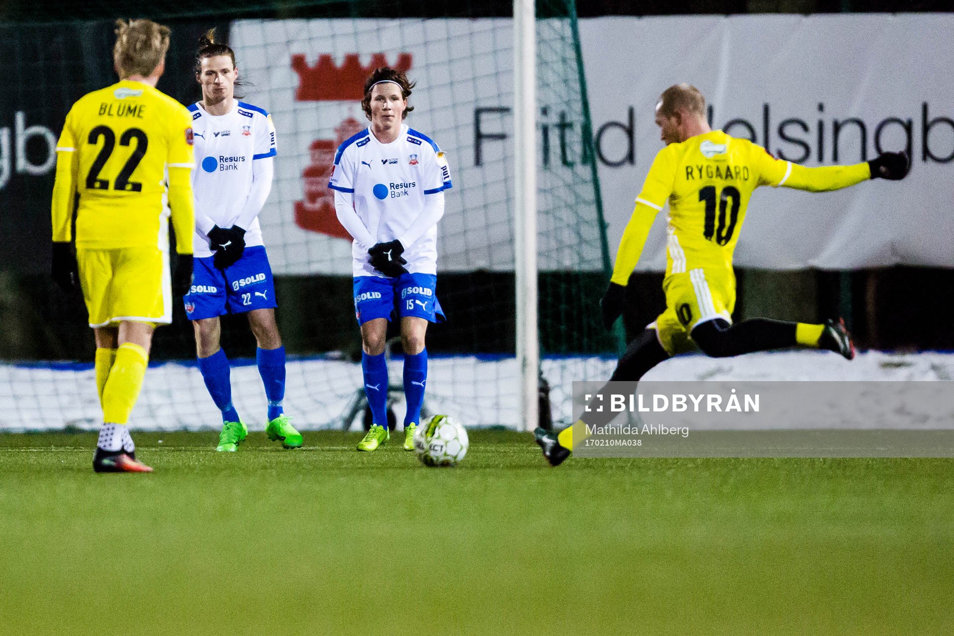 Helsingborgs Jesper Lange och Max Svensson i mur