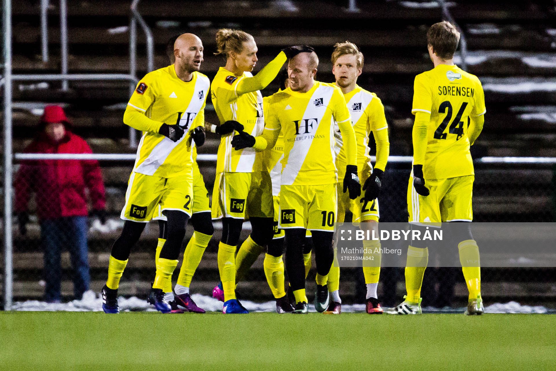 Lyngbys Mikkel Rygaard jublar med lagkamrater efter att ha gjort 3-0 under en träningsmatch i fotboll mellan Helsingborg och Lyngby den 10 februari 2017 i Helsingborg.