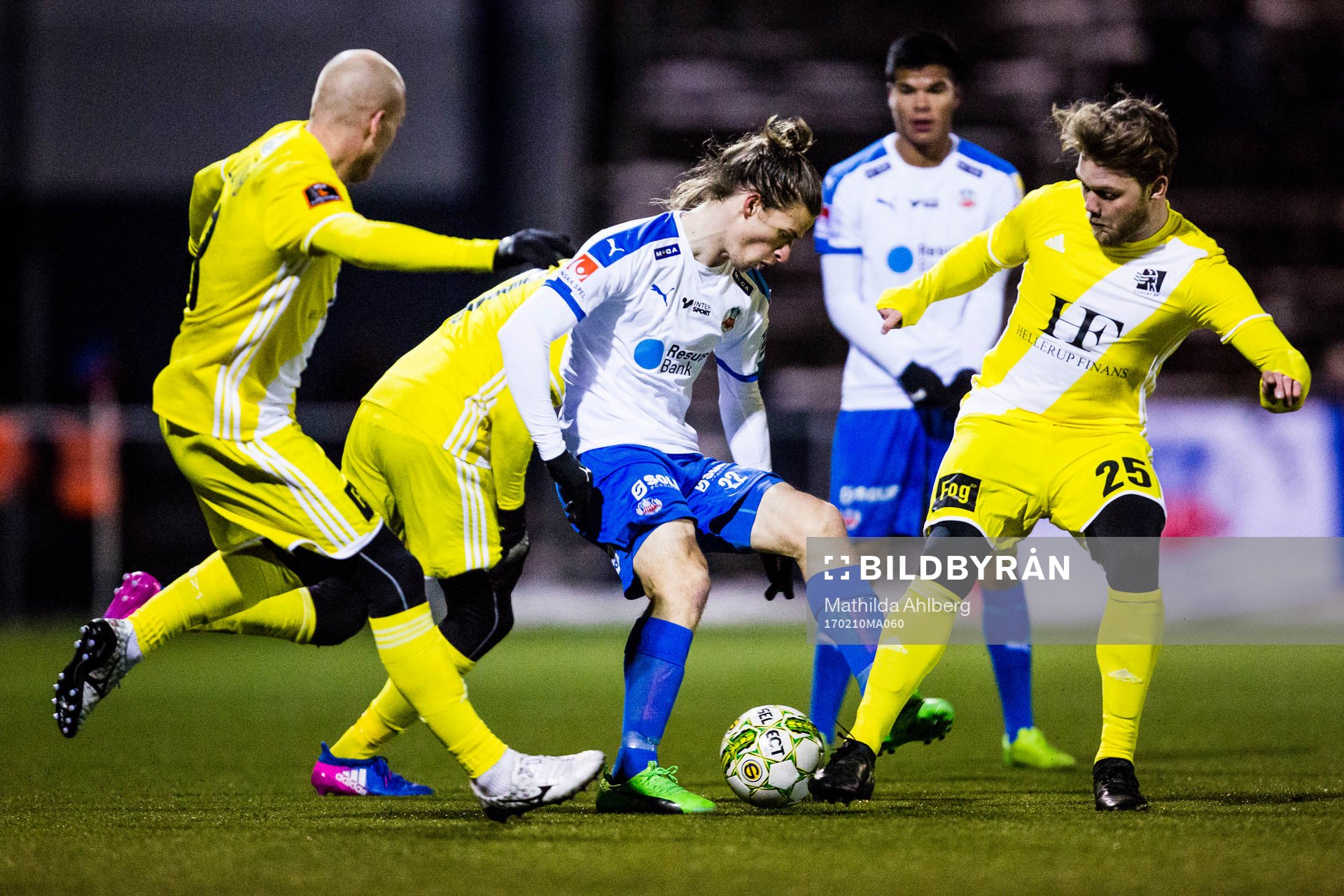 Helsingborgs Jesper Lange försöker ta sig igenom Lyngbys