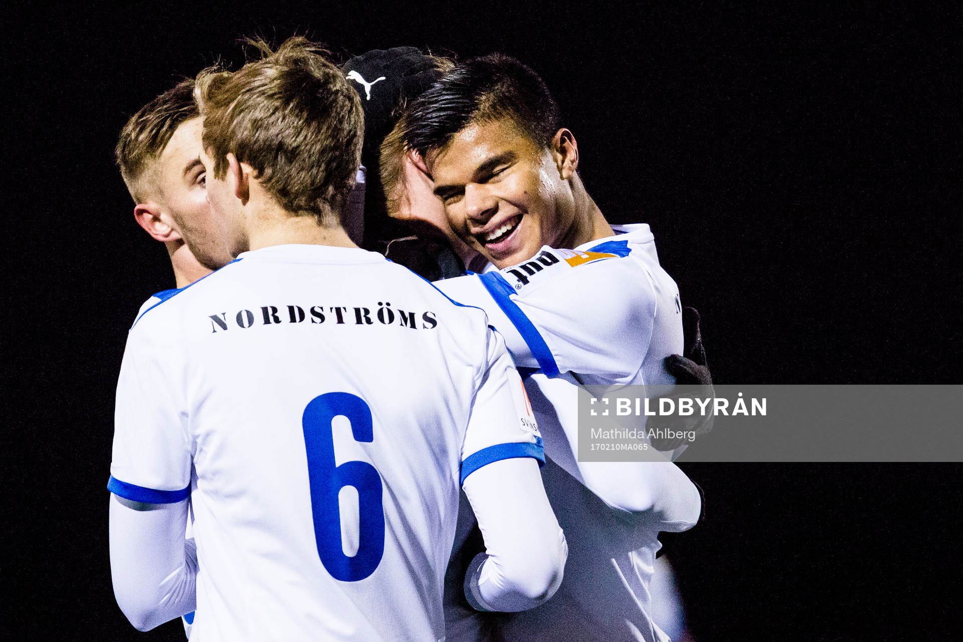 Helsingborgs Jonathan Larsson jublar med Charlie Weberg efter att Charlie Weberg gjort mål under en träningsmatch i fotboll mellan Helsingborg och Lyngby den 10 februari 2017 i Helsingborg.