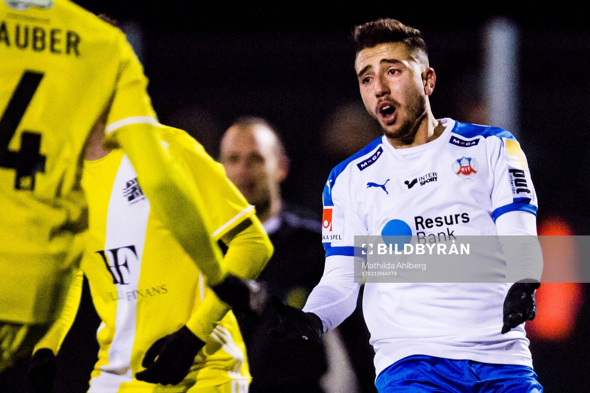 Helsingborgs Moustafa Zeidan protesterar