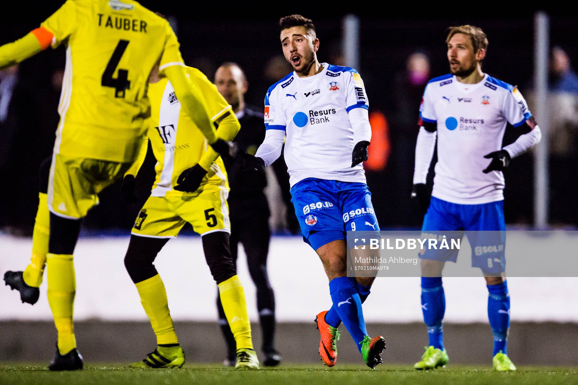 Helsingborgs Moustafa Zeidan protesterar