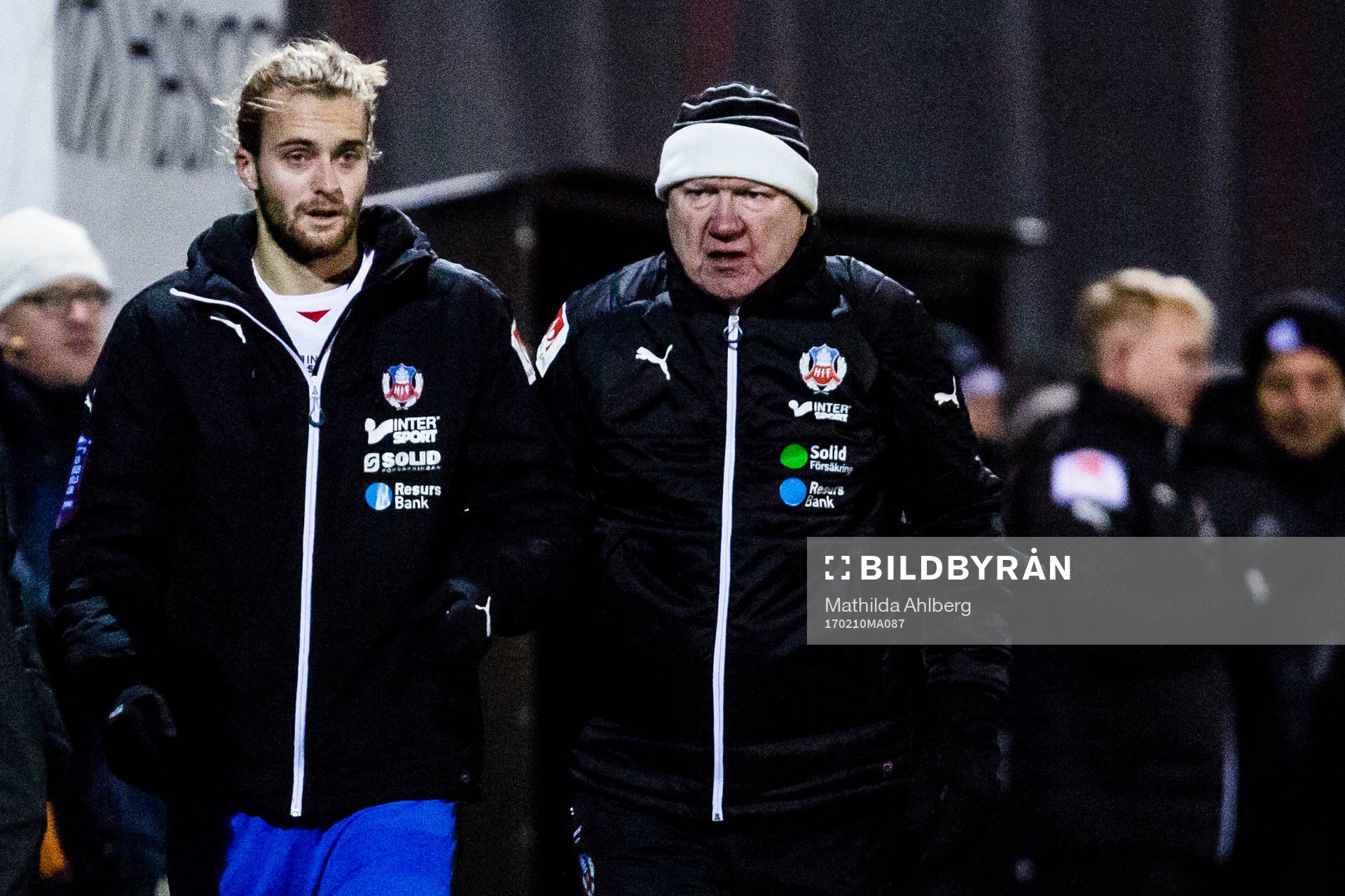 Helsingborgs Jonatan Olsson tvingas lämna planen skadad under en träningsmatch i fotboll mellan Helsingborg och Lyngby den 10 februari 2017 i Helsingborg.